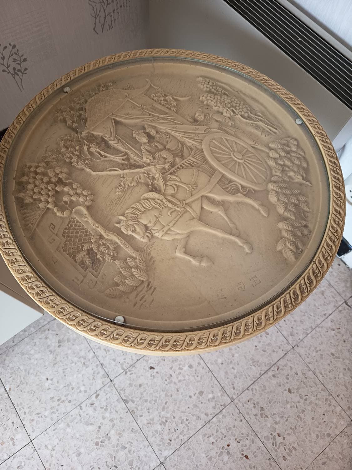 Table basse asiatique sculptée de dragons et de paons, Indonésie, début XXe