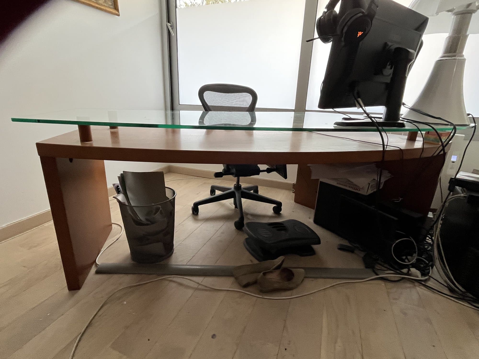 Pour cause retraite , vend superbe meuble de bureau pour profession libérale ou bureau Direction , forme arrondie , dessus verre, bois plein l 180 lar 80 ,haut 80