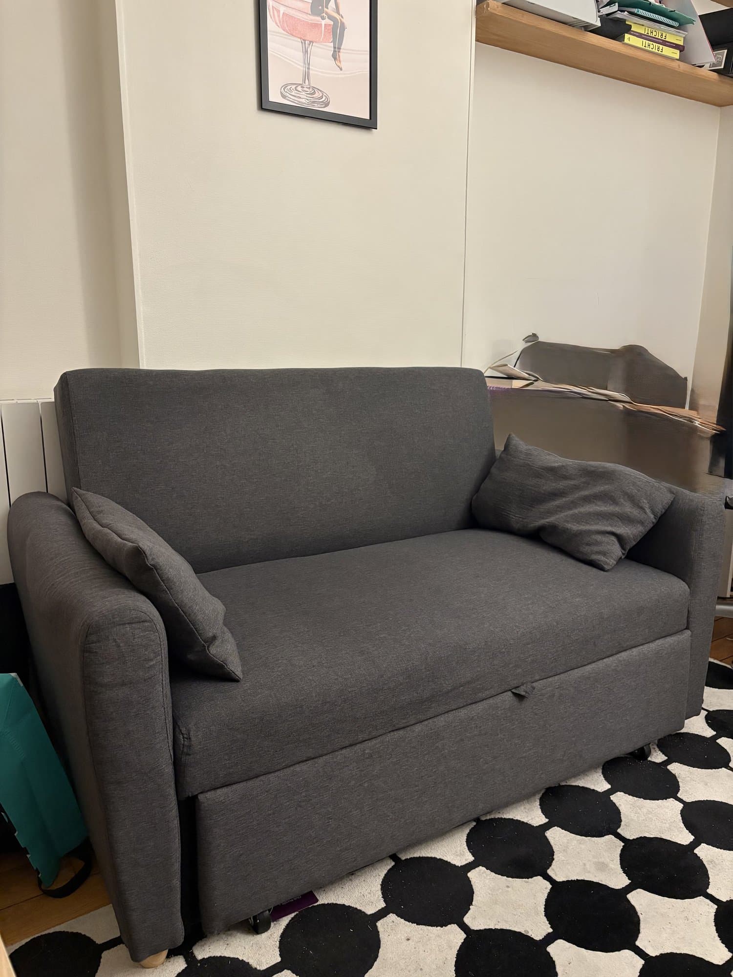 Bonjour, Je viens un canapé convertible en bon état. Dimensions : Largeur 140cm, Profondeur 85cm, Hauteur 87cm et longueur en position lit 160cm. Le canapé est en bon état, propre et fonctionnel.