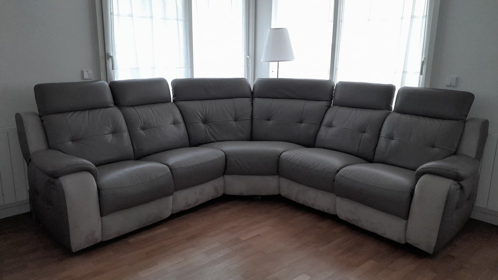 Je vend un canapé d'angle 6 places avec deux fauteuils basculant à chaques extrémité par commande électrique