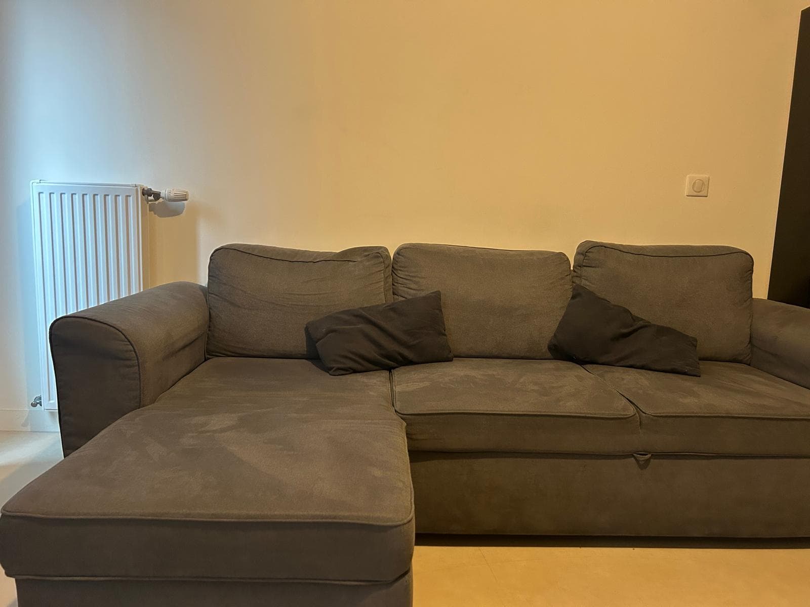 Canapé sofa gris très bon état, convertible en lit très confortable et en meuble rangement. Très peu utilisé.