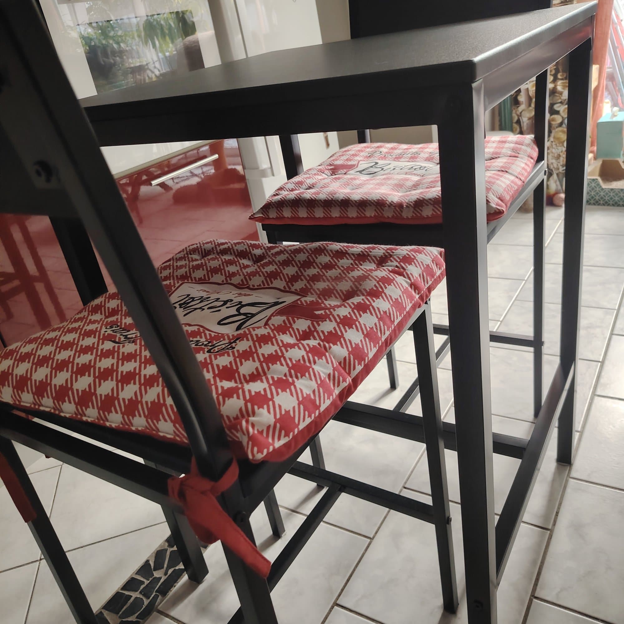 Table haute et 2 chaises