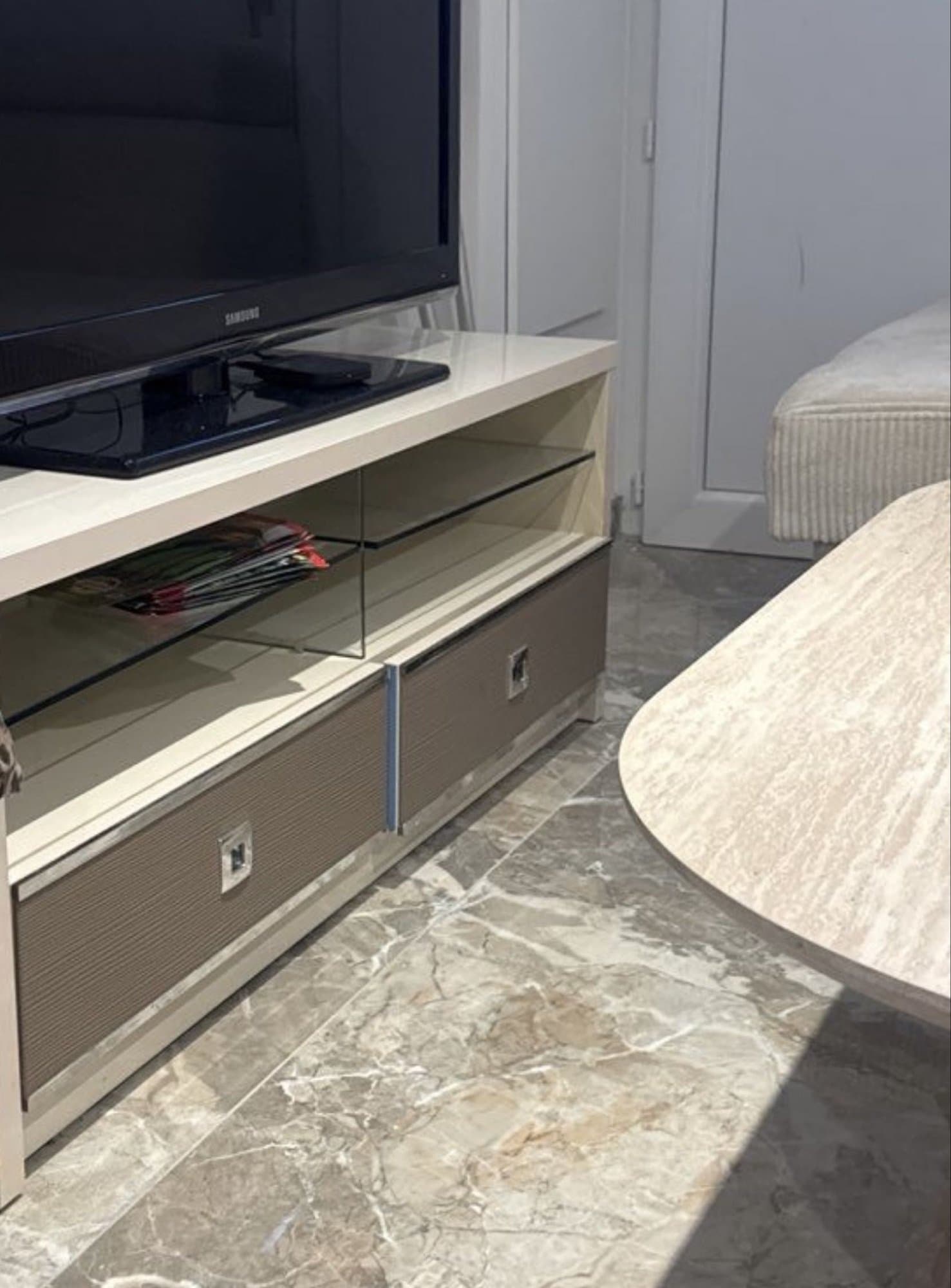 Je mets en vente un canapé convertible L,se transforme   en couchage pour recevoir des invités.Le canapé est en très bon état  et soigneusement entretenu.Le lot comprend table basse et meuble tv.