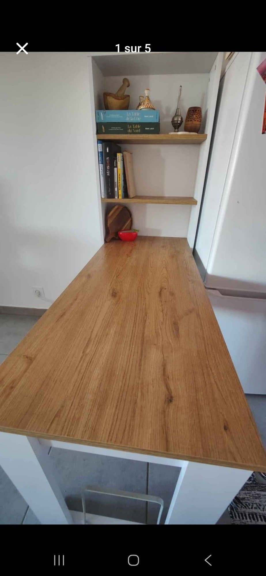 Table avec étagères intégrées