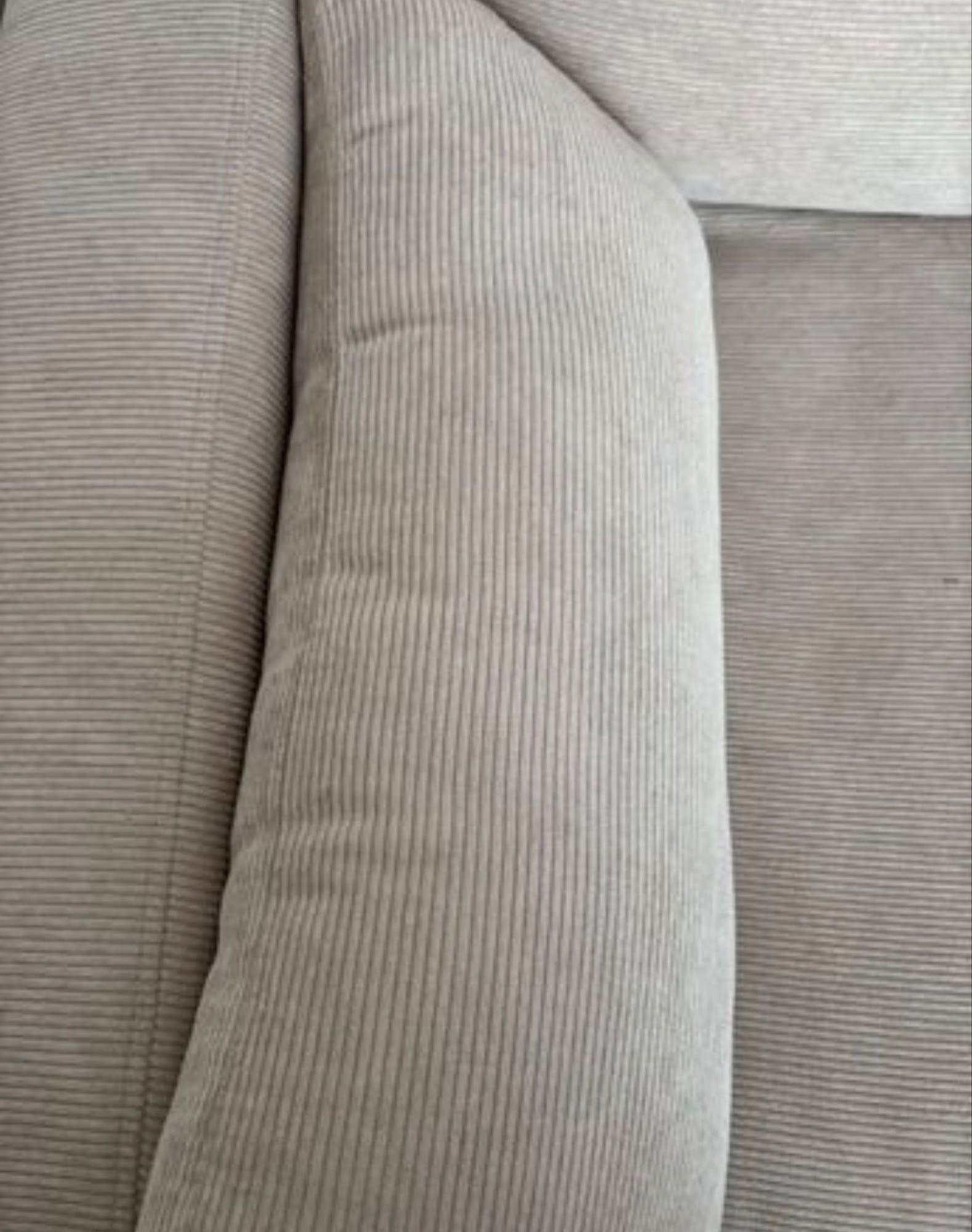 Canapé 2 places beige clair - Avec coussins