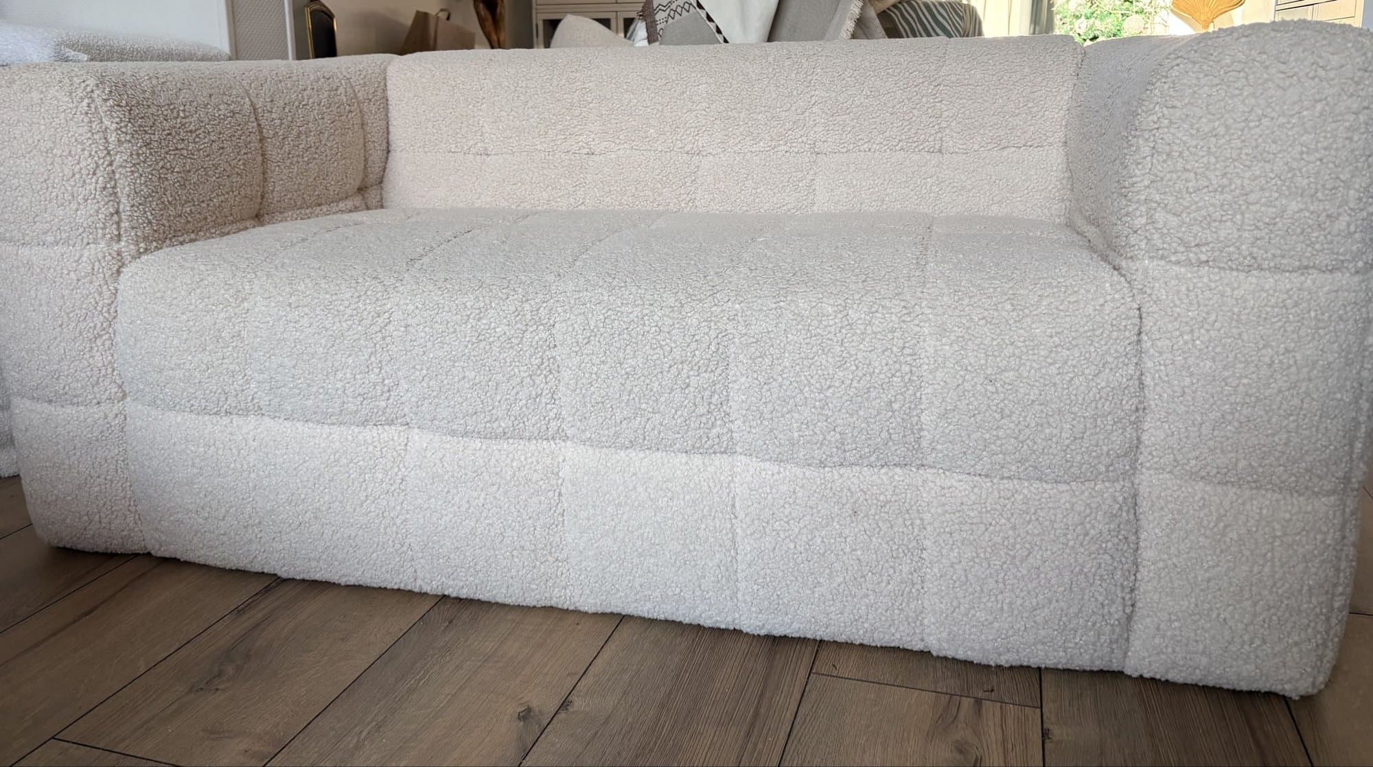 canapé bouclette 2 places cause double emploi. Sans aucun accroc. Non convertible.