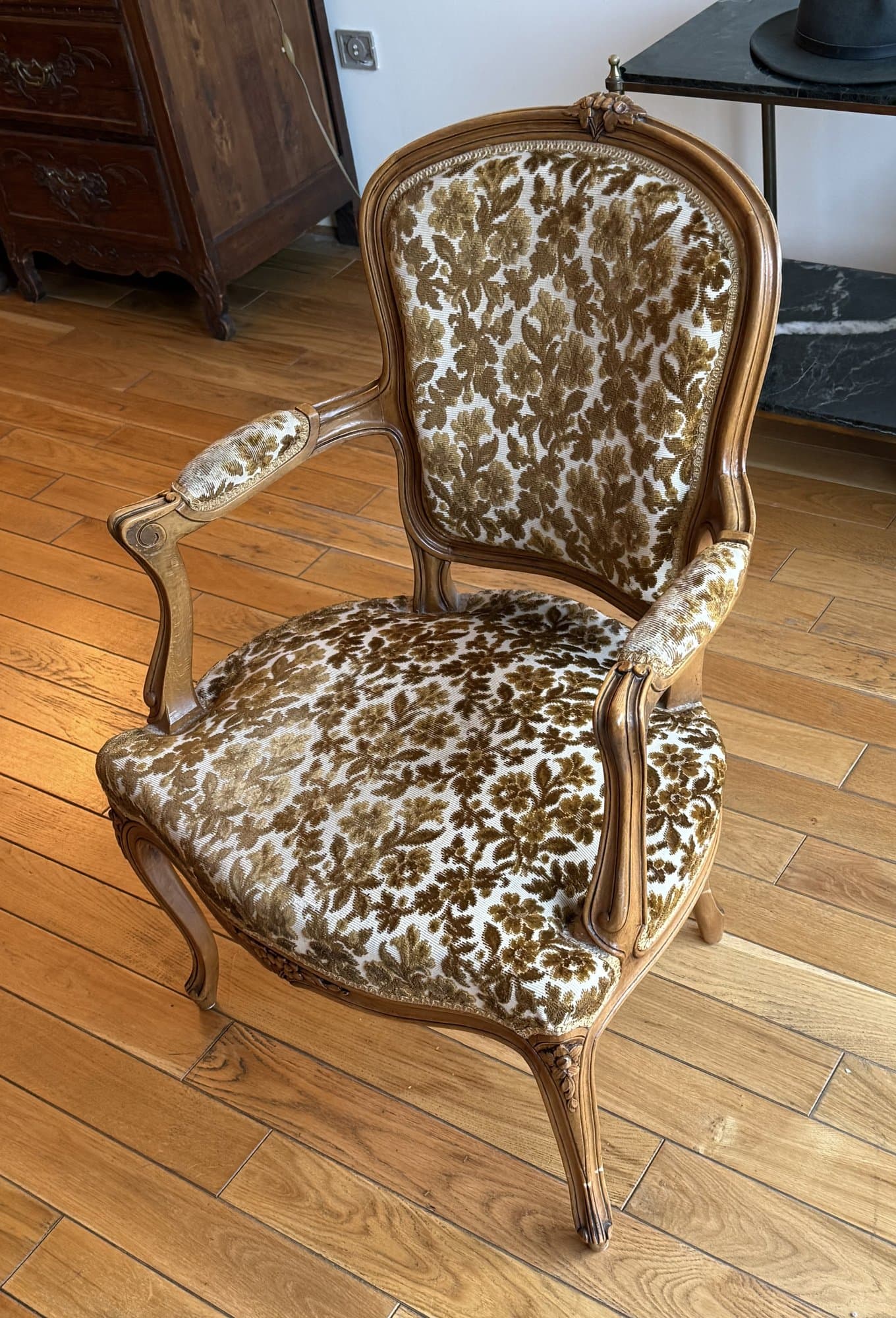 Fauteuil cabriolet , transition Louis XV-Louis XVI à dossier Violonné XVIII °- époque XVIII transition -