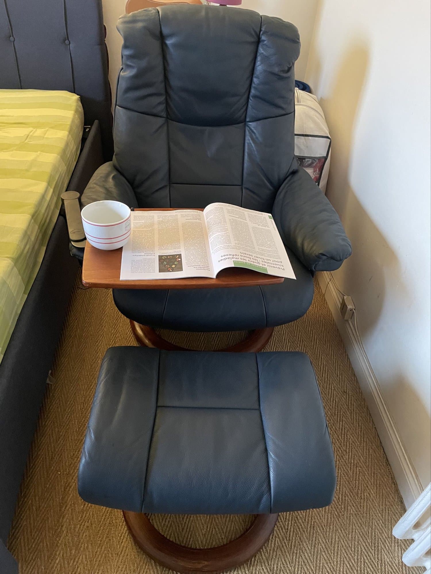 Fauteuil relaxe avec repose pieds de chez Ekornes Stresslesse bleu nuit avec adaptable amovible très aucune trace d'usure en cuir .