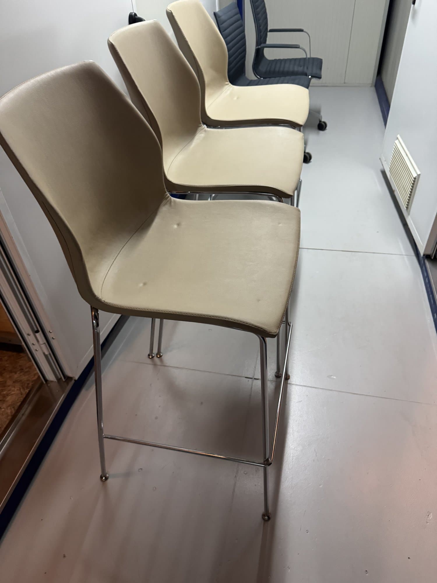 Lot de 3 tabourets de bar eco-cuir sable, acier inoxydable