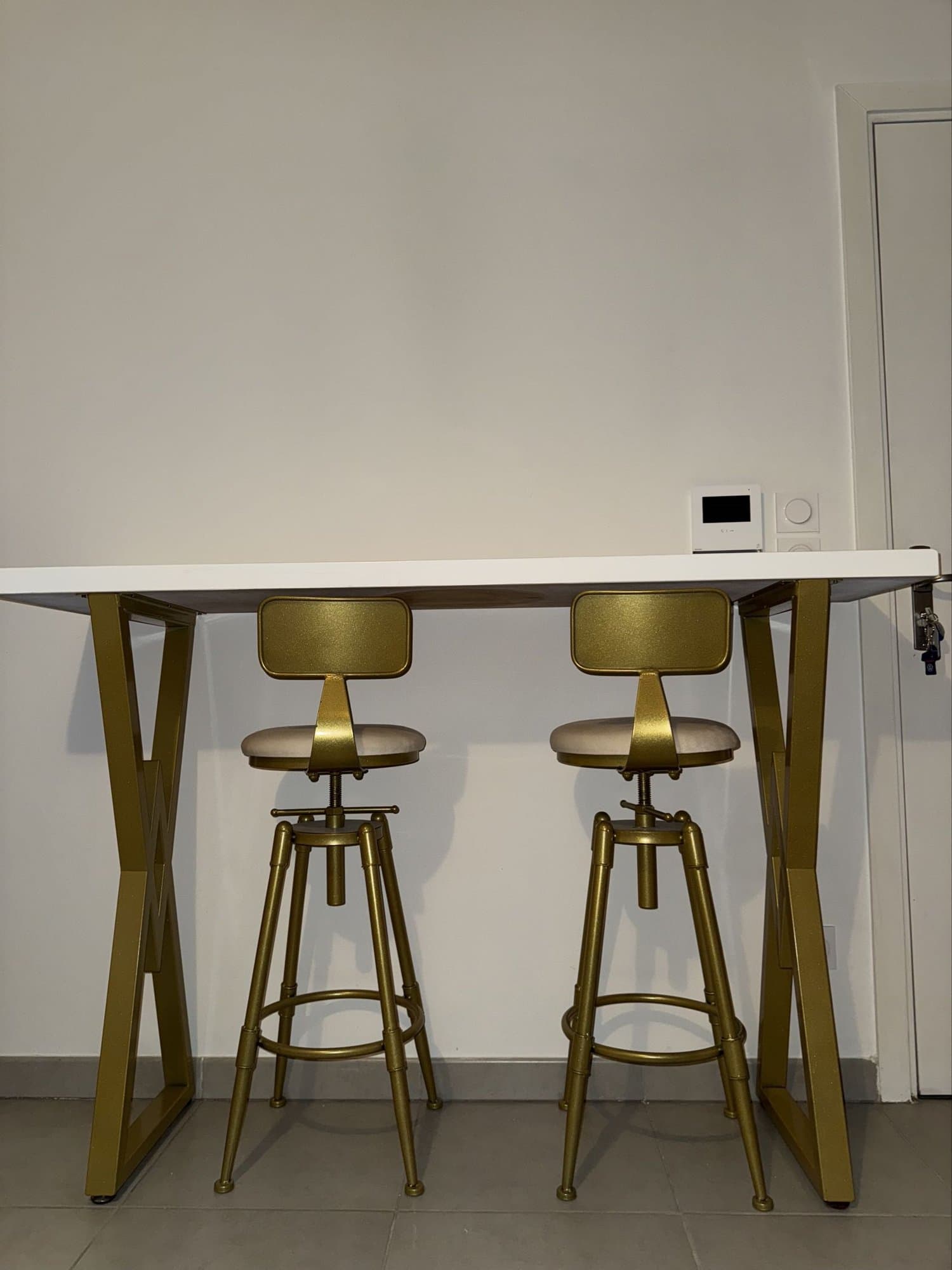 TABLE DE BAR ET CHAISES