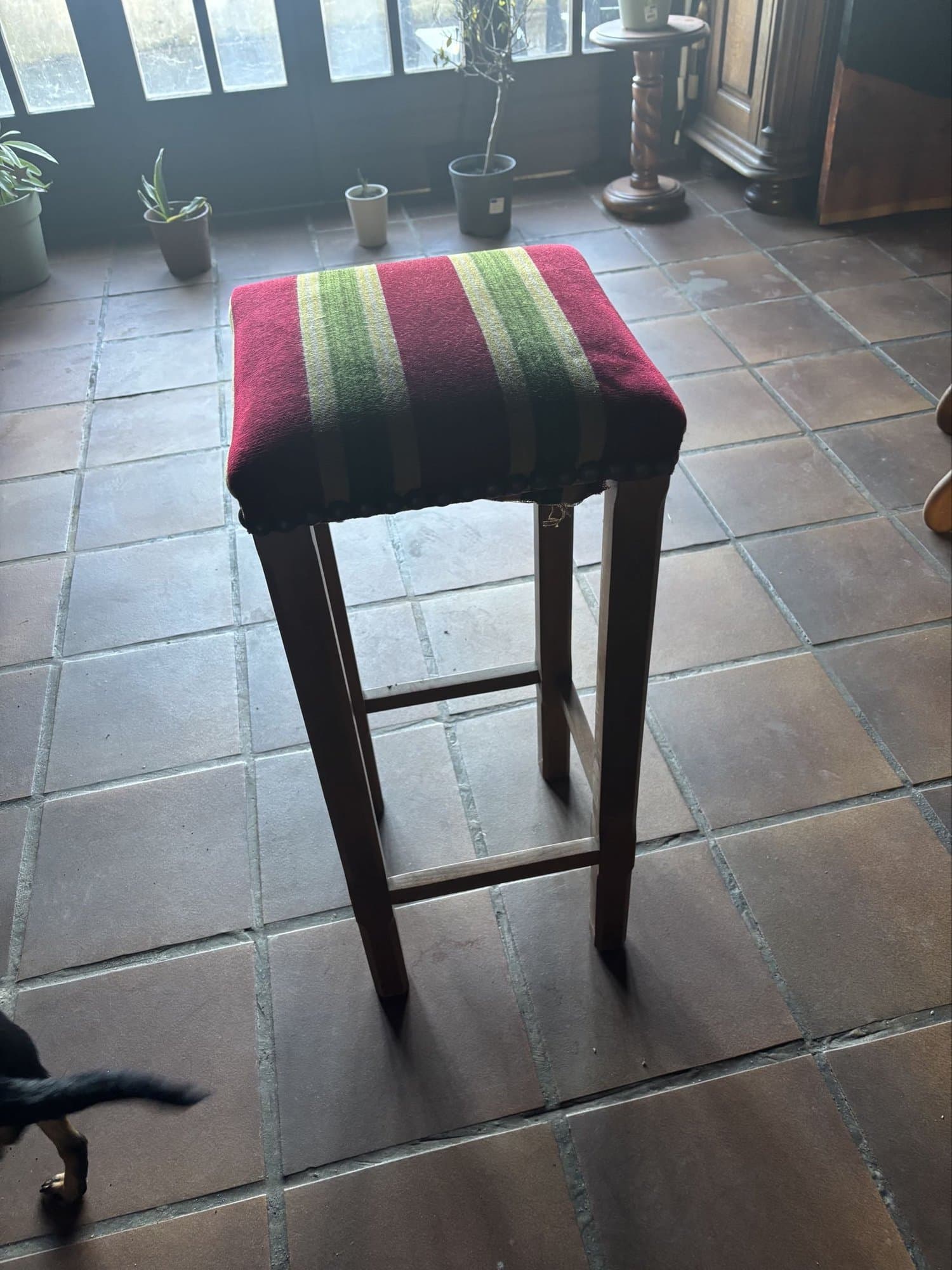 Lot de 4 tabourets de bar en bois massif, assises rembourrées recouvertes de tissu décoratif á rayures ( bordeaux, vert, jaune), finitions cloutée: dimension hauteur 80cm assise 35x35