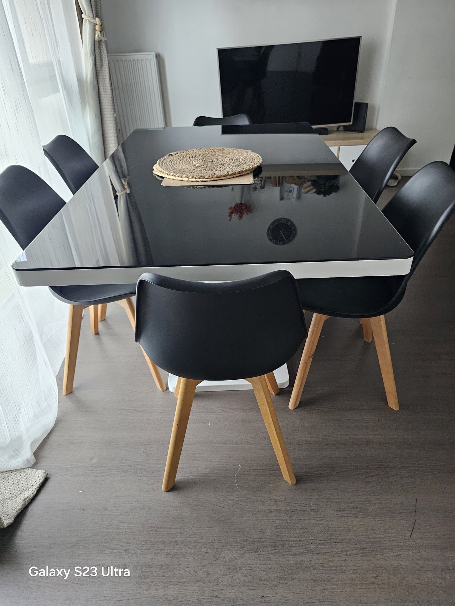 Une table à manger et 6 chaises