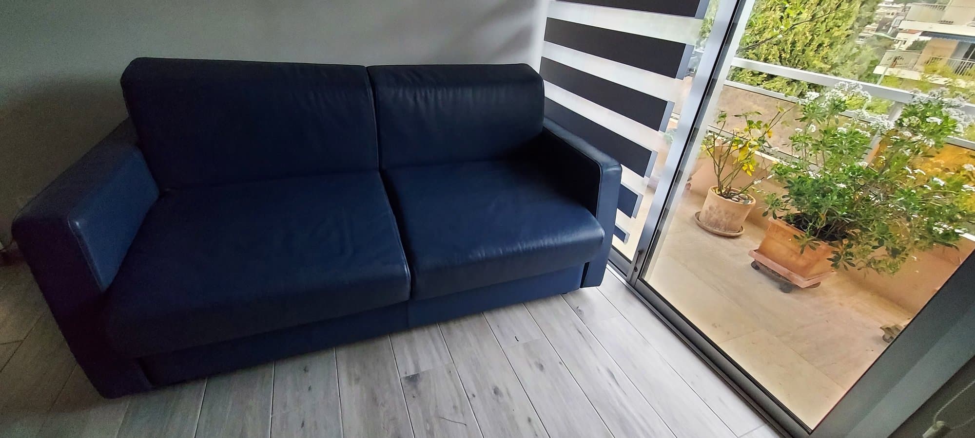 Je vends un canapé convertible  en cuir de couleur bleue