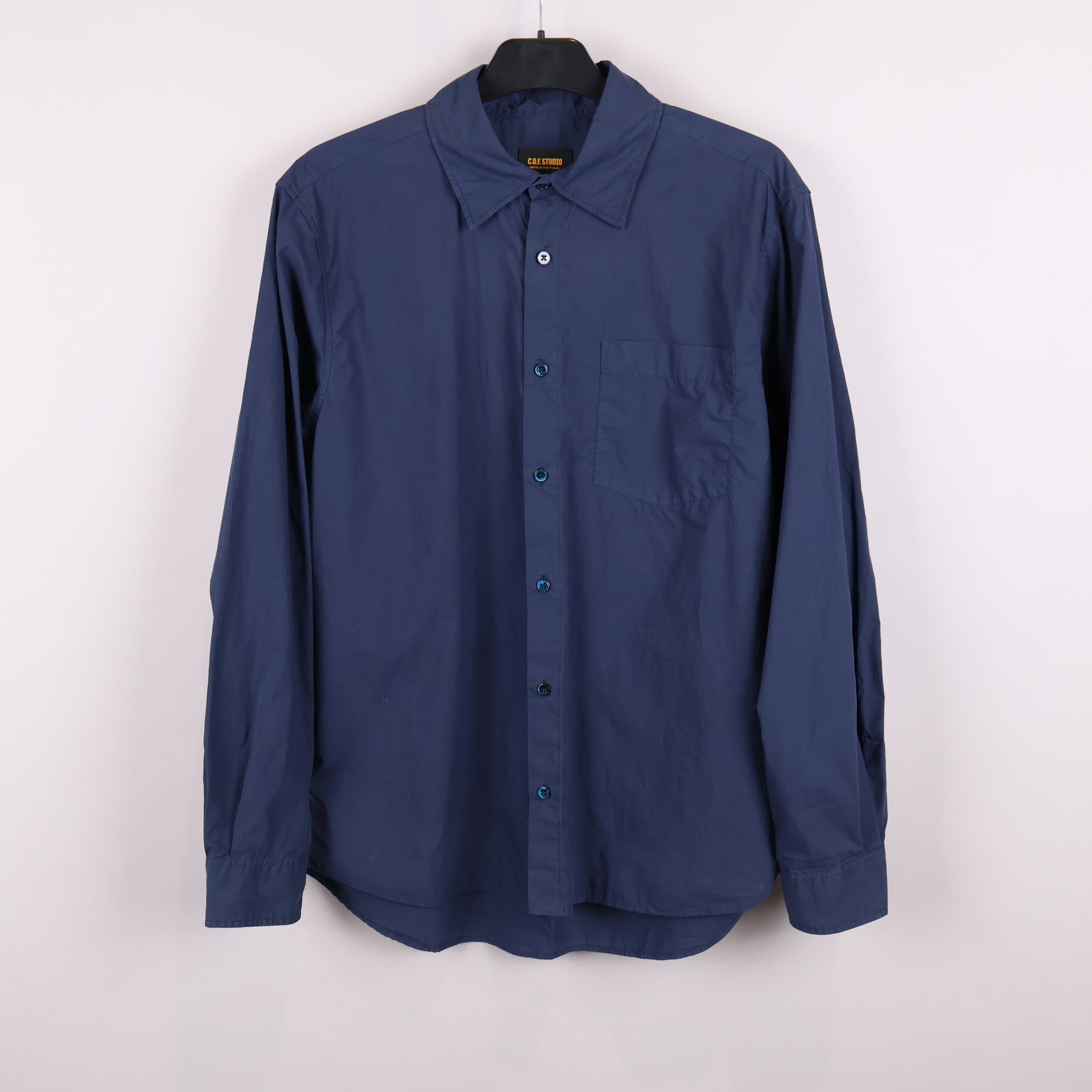 C-O.F. Studio marinblå skjorta