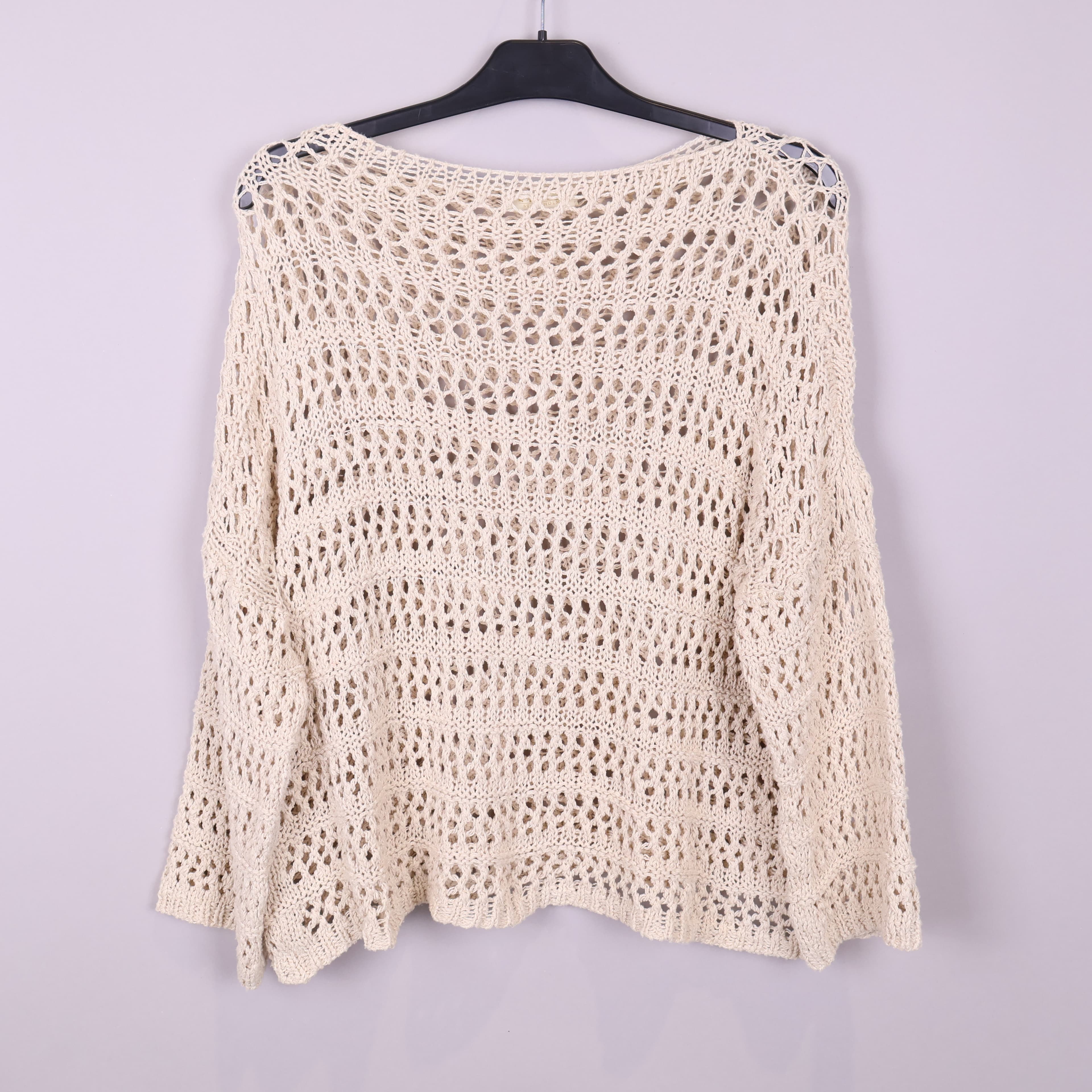 Stickad tröja med bred hals