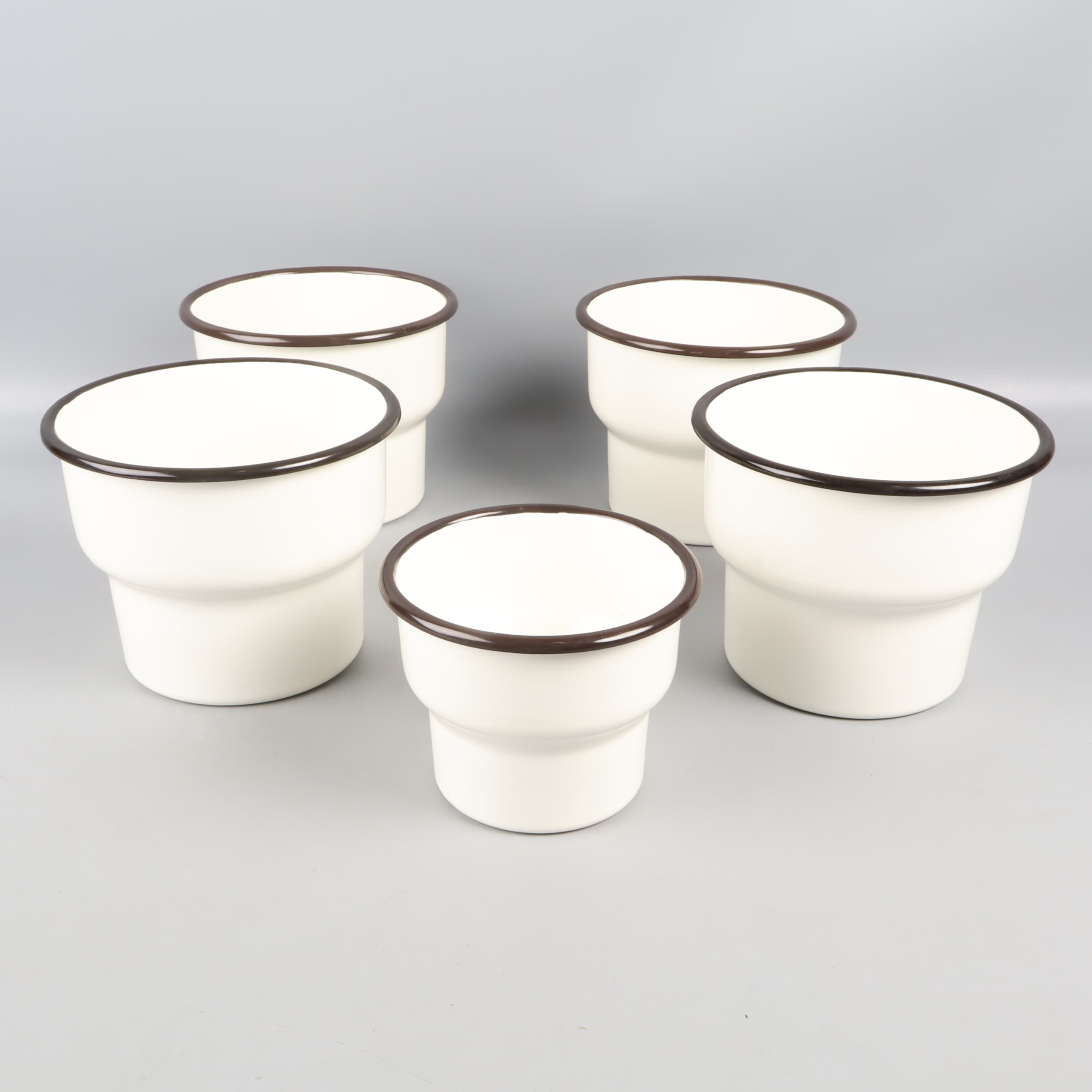 Vita krukor med svart kant