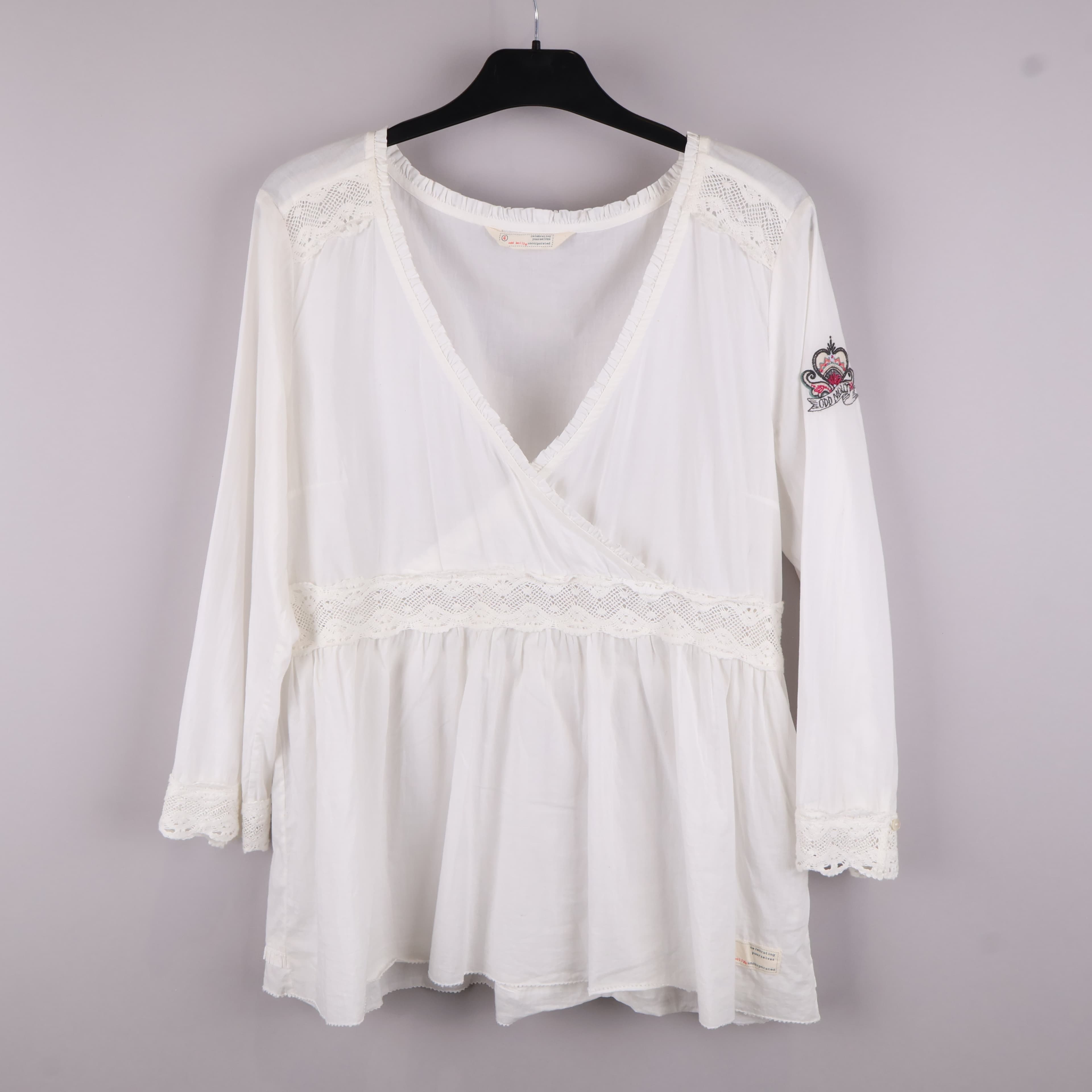 Vit tunika med spetsdetaljer