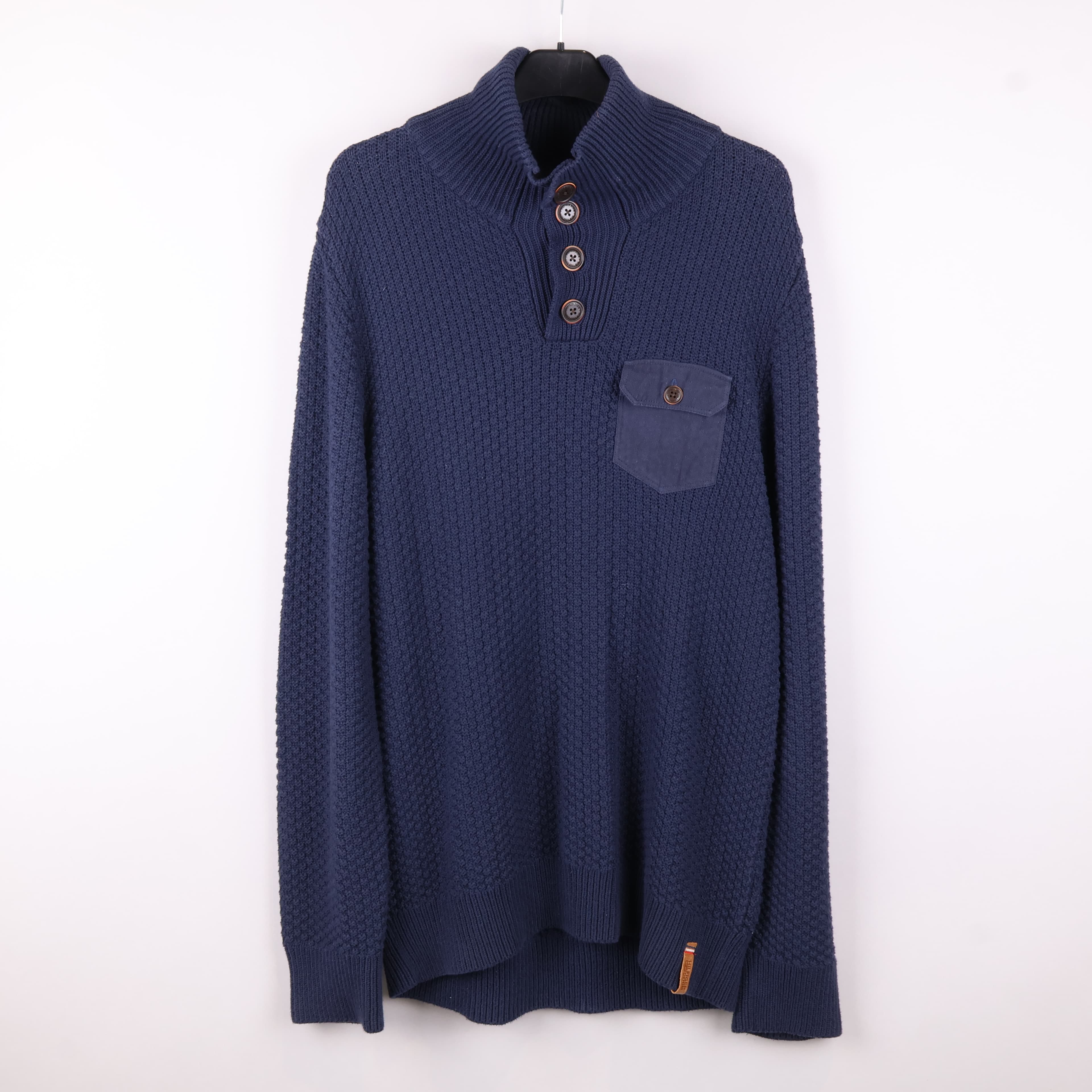 Stickad tröja med knäppning