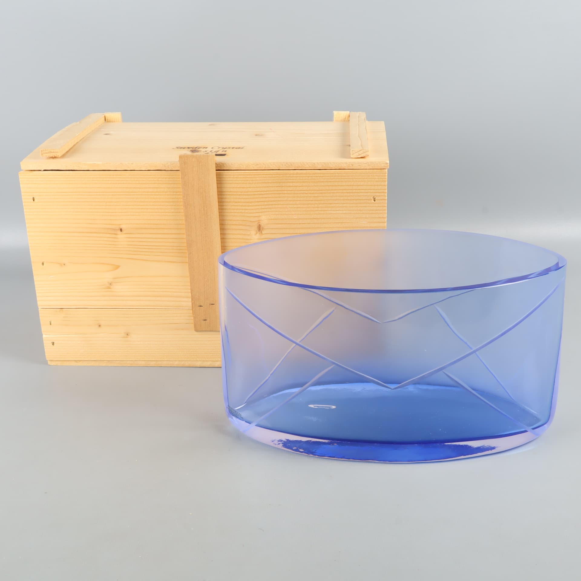 Blå glasvas med trälåda