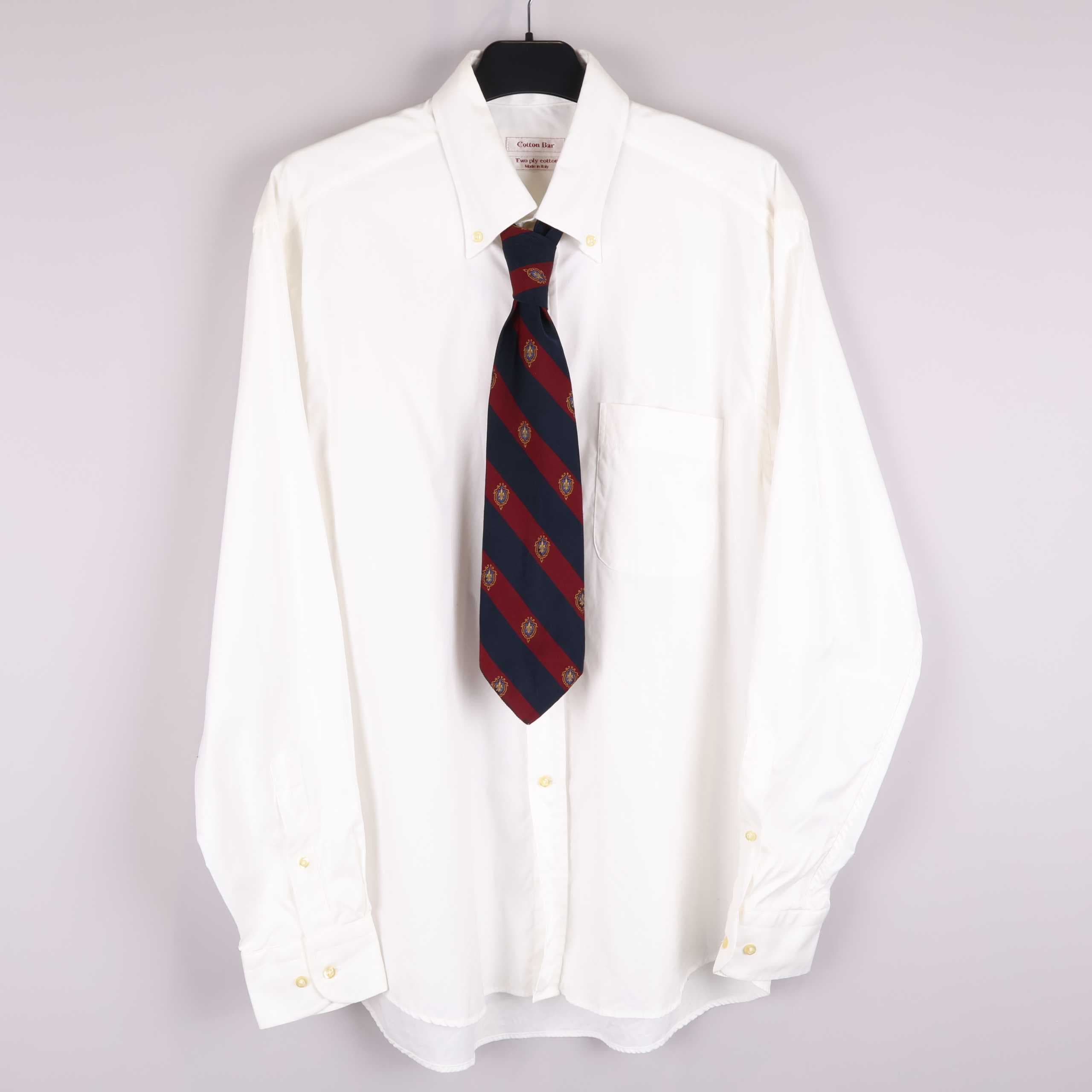 Vit skjorta med slips