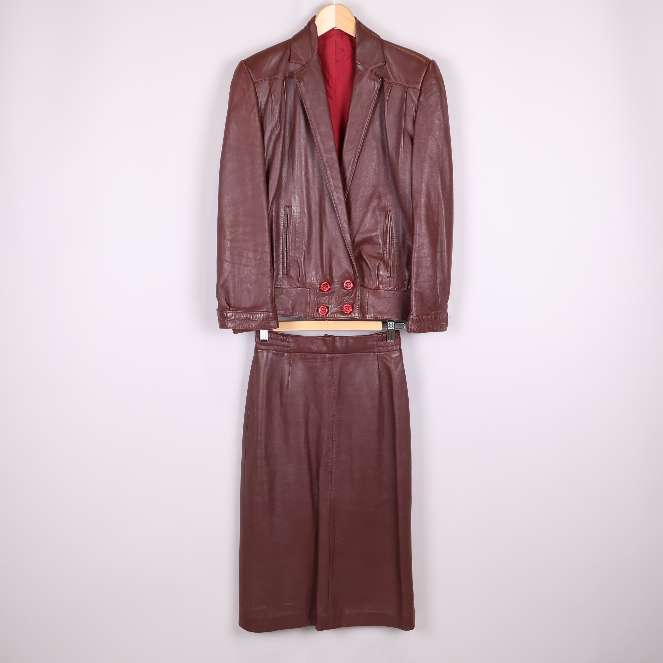 Brun kostymset med kjol och jacka i läder - Lädervibe