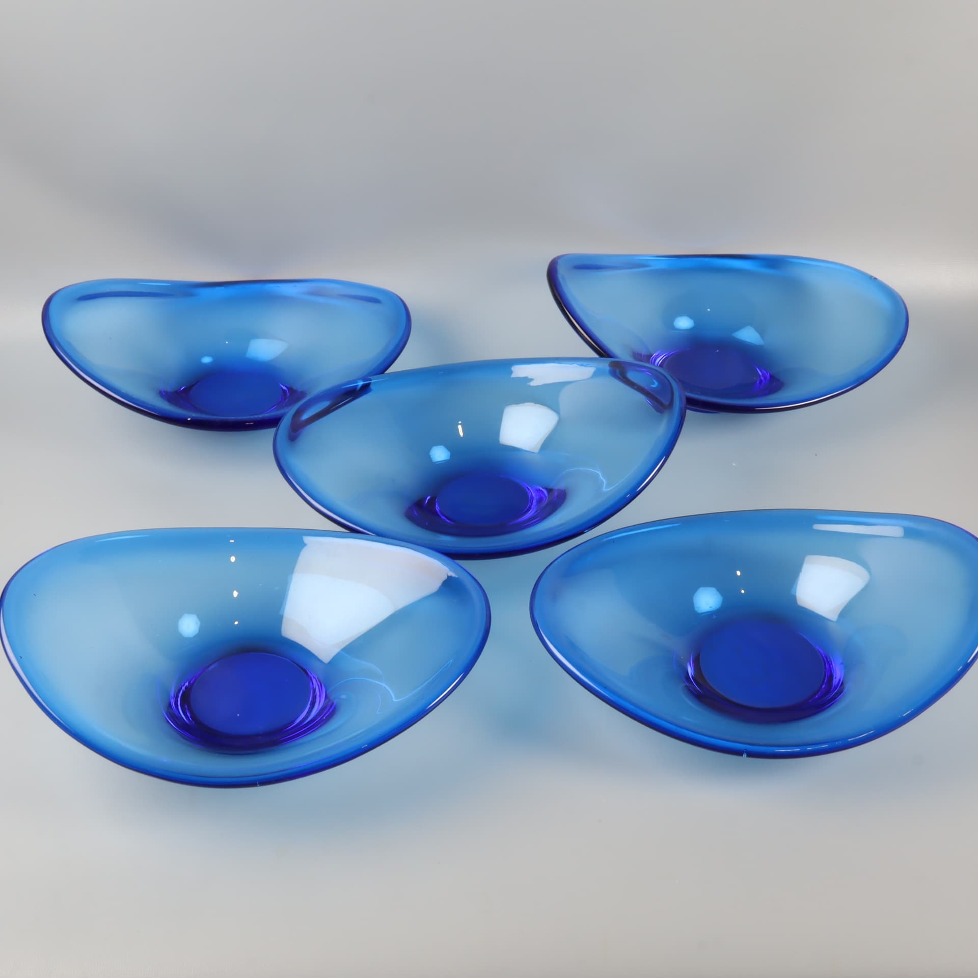 Blå assymetriska glasskålar set