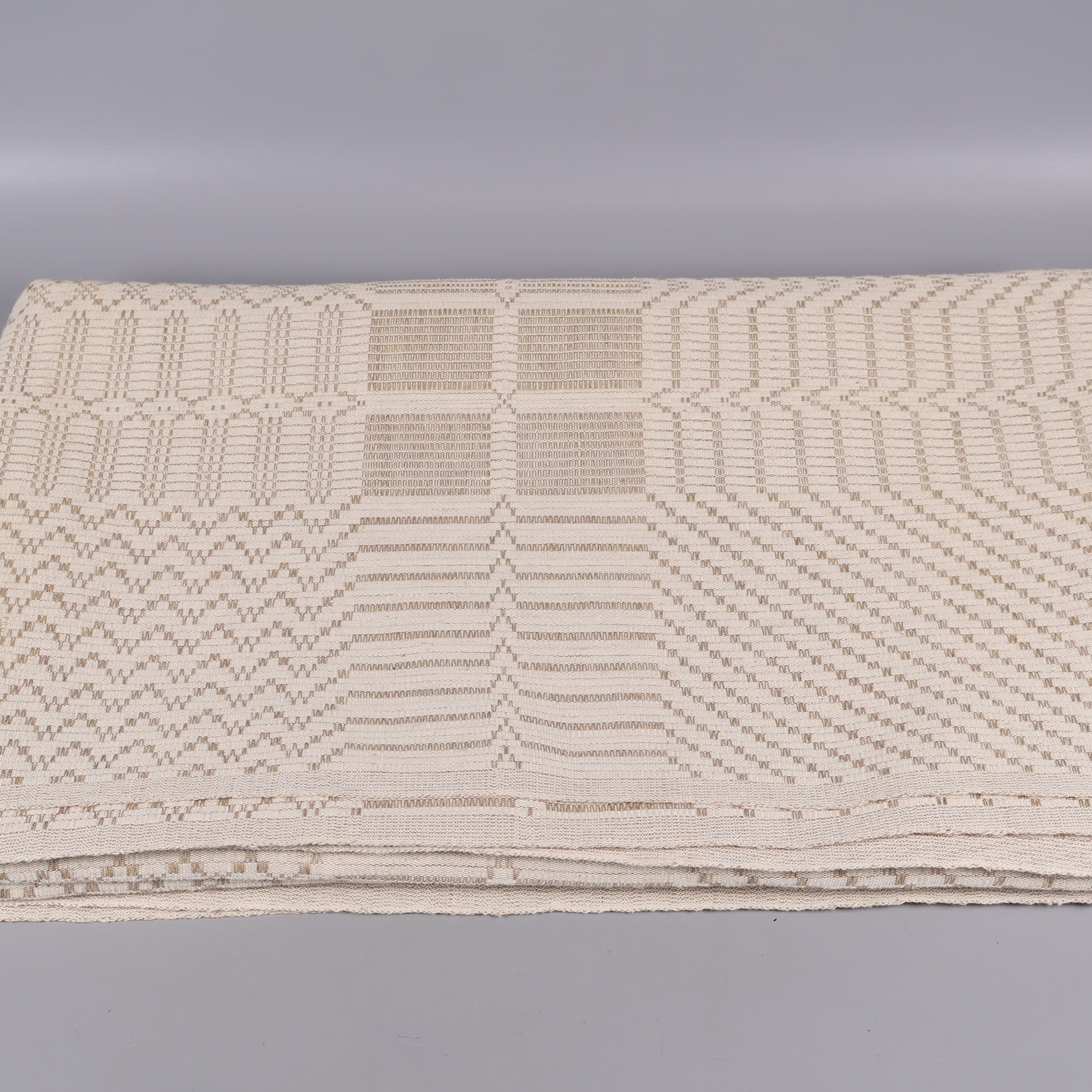 Duk med vävt mönster beige