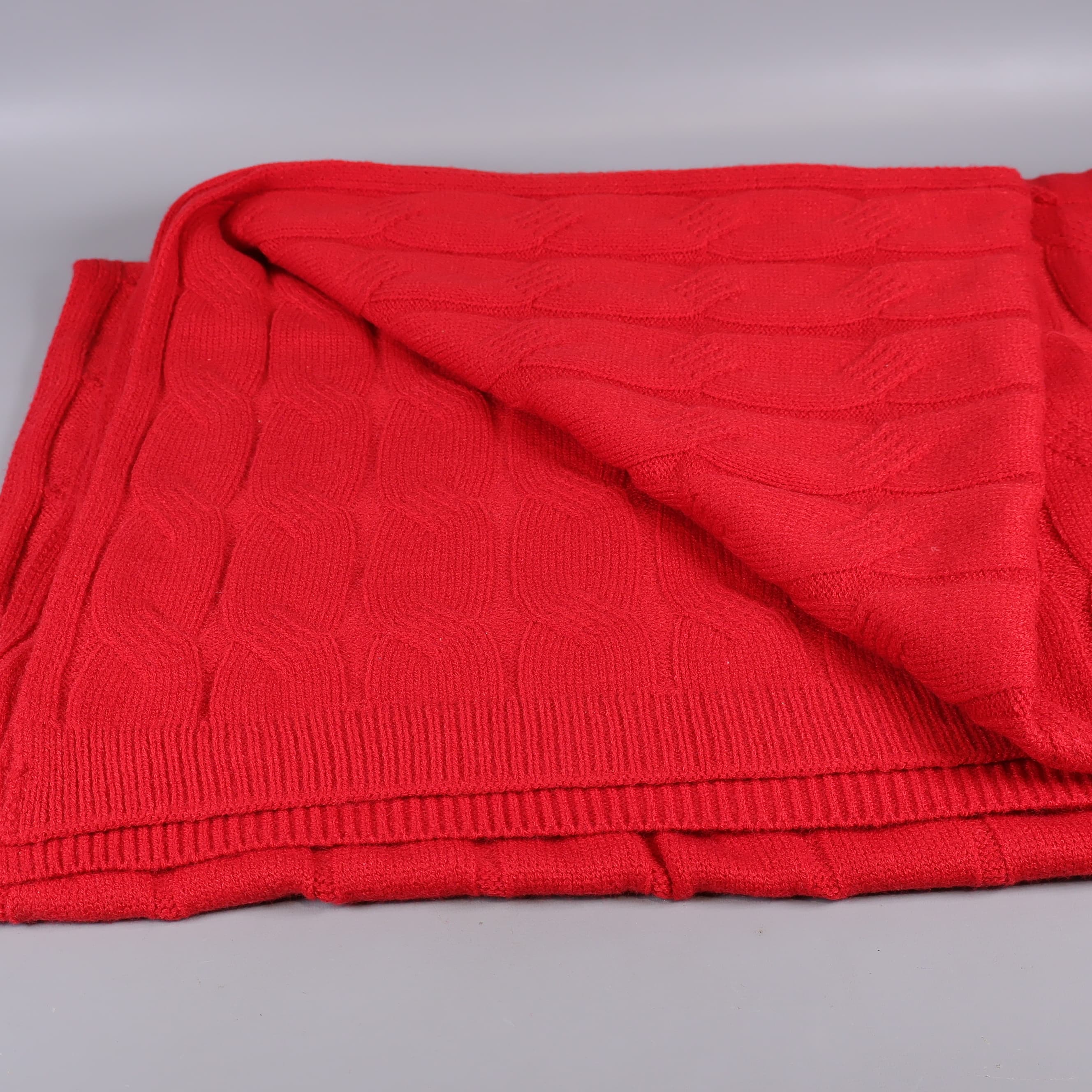 Åhlens stickad pläd med strukturmönster