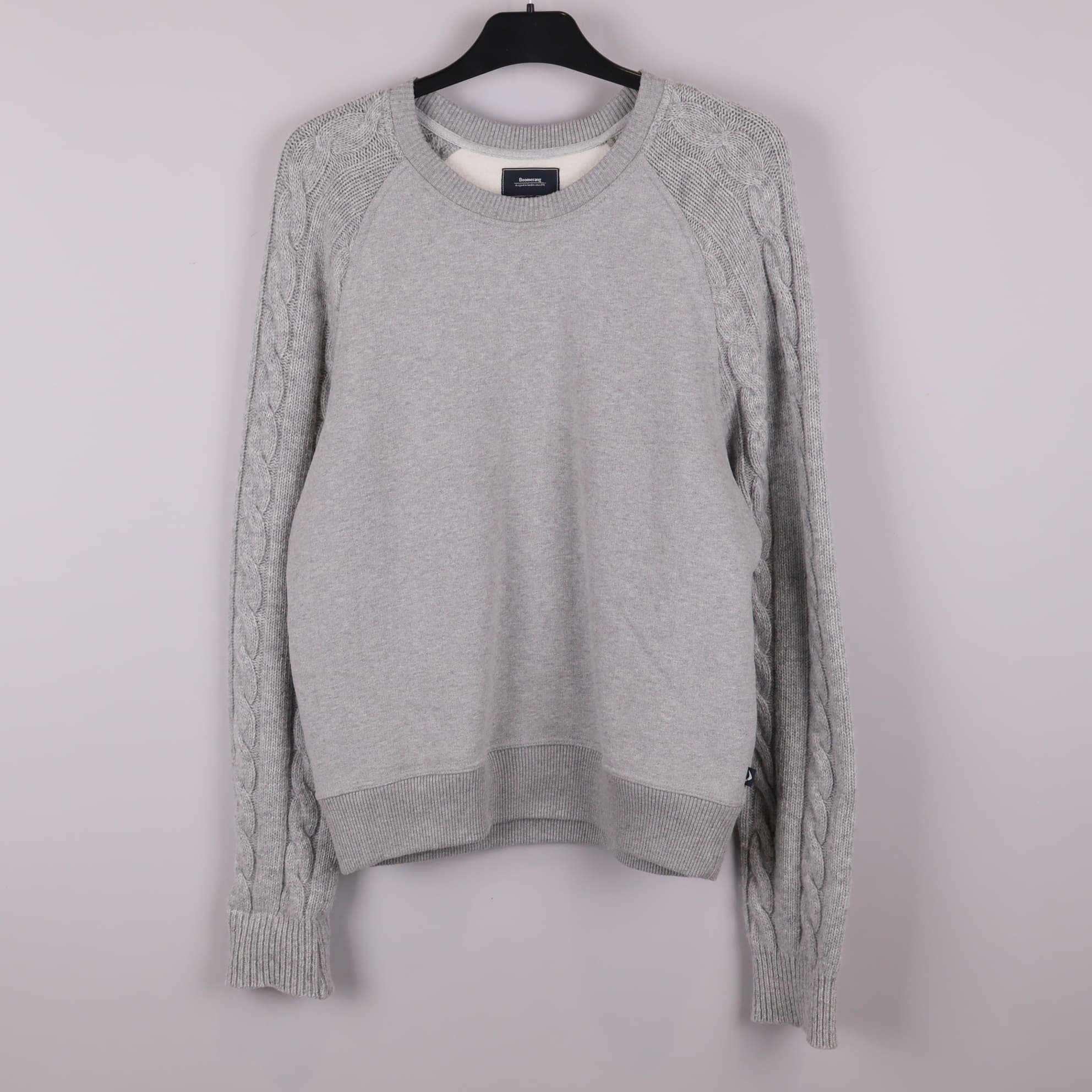 Boomerang collage tröja med kabelstickade ärmar