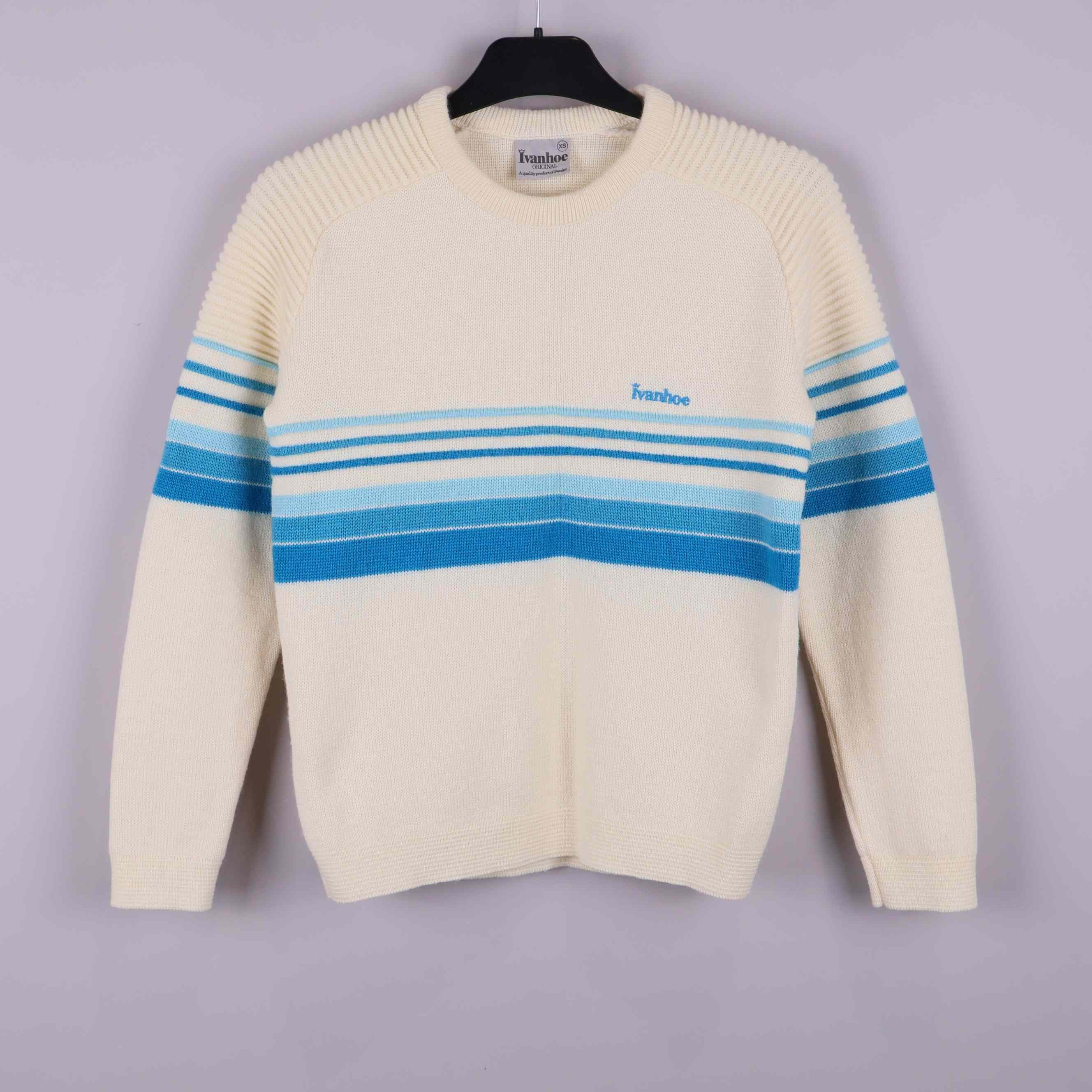 Inanhoe stickad tröja med blå ränder