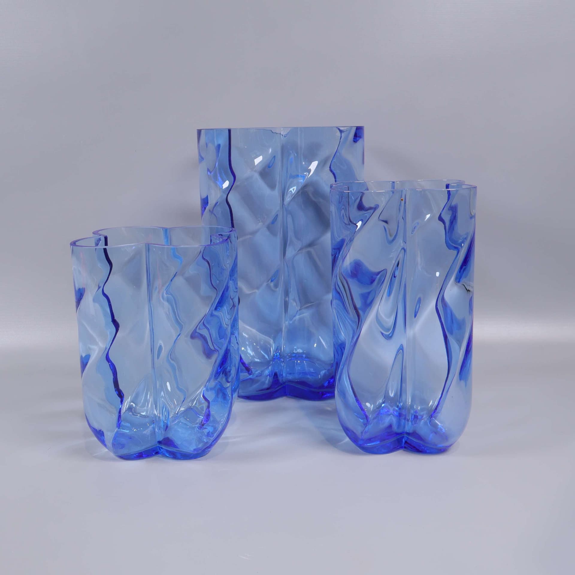 Kosta Boda - Anna Ehrner - Vågformade blå glas vaser - 3 st