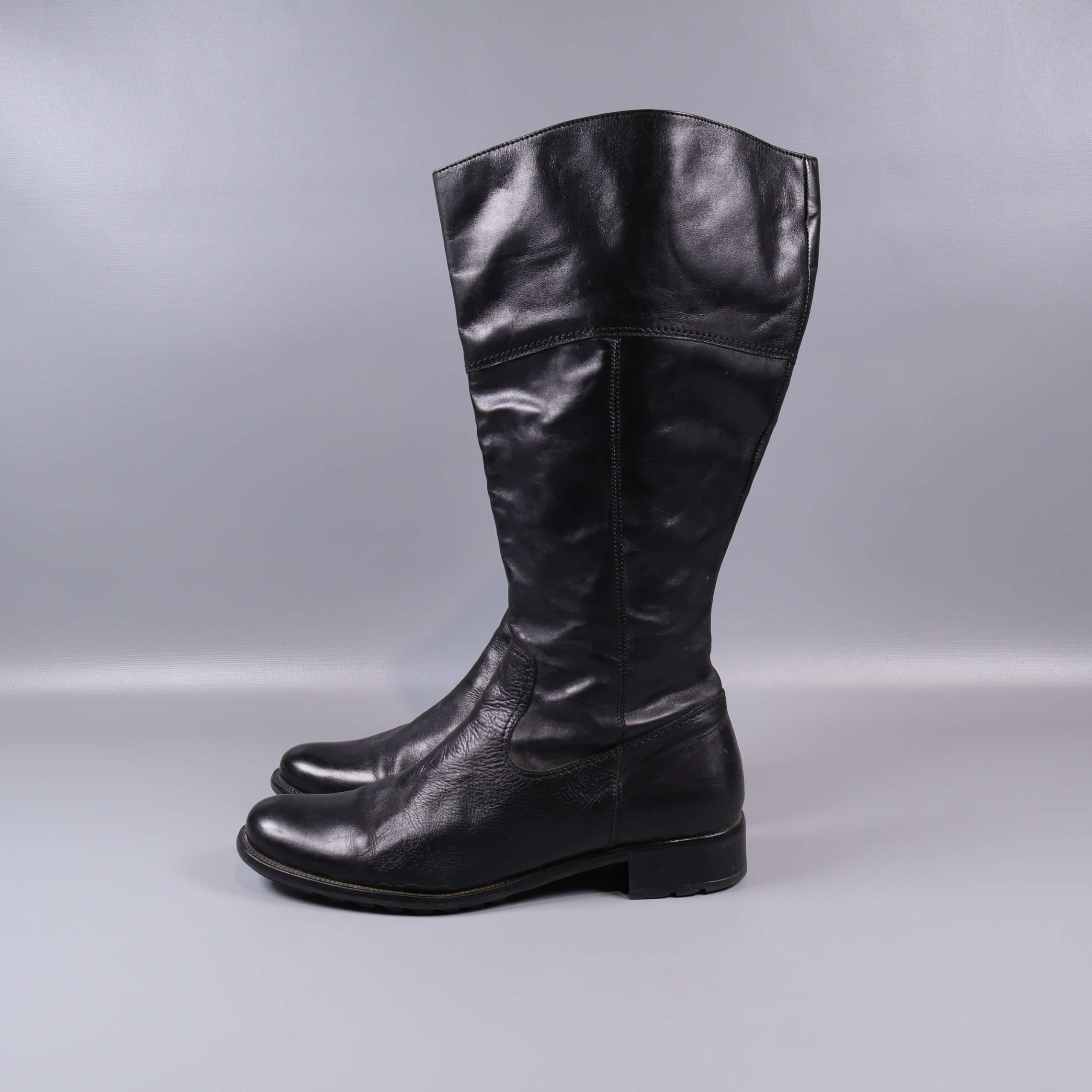 Frioi klassiska höga svarta stövlar med bredare vadparti