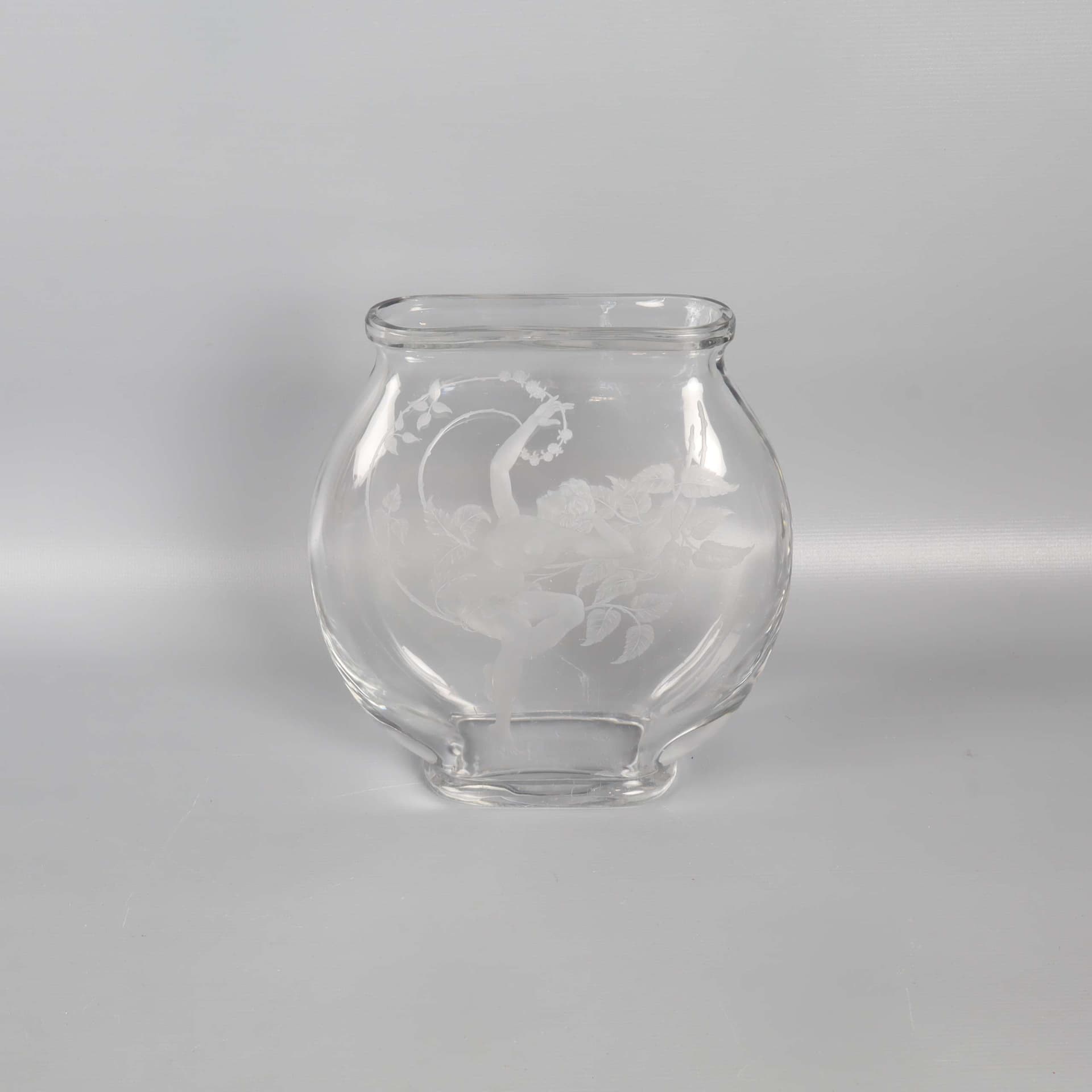 Glasvas med etsad dekor