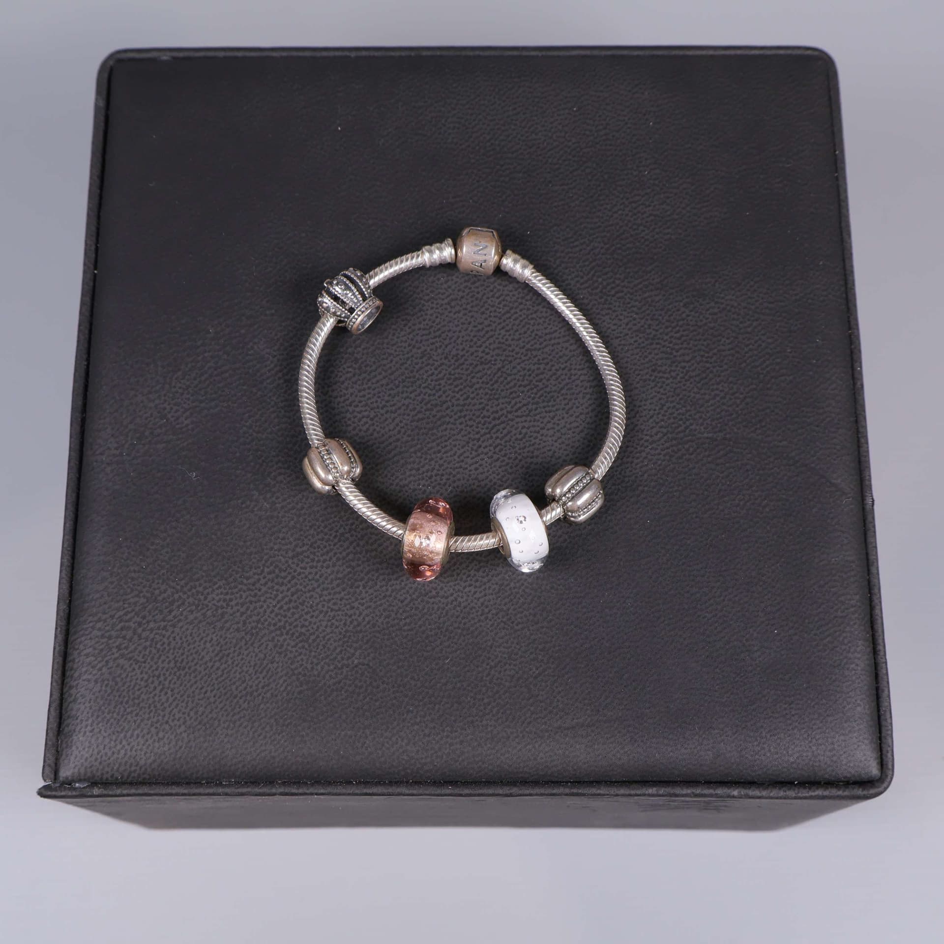Pandora armband med flera berlocker