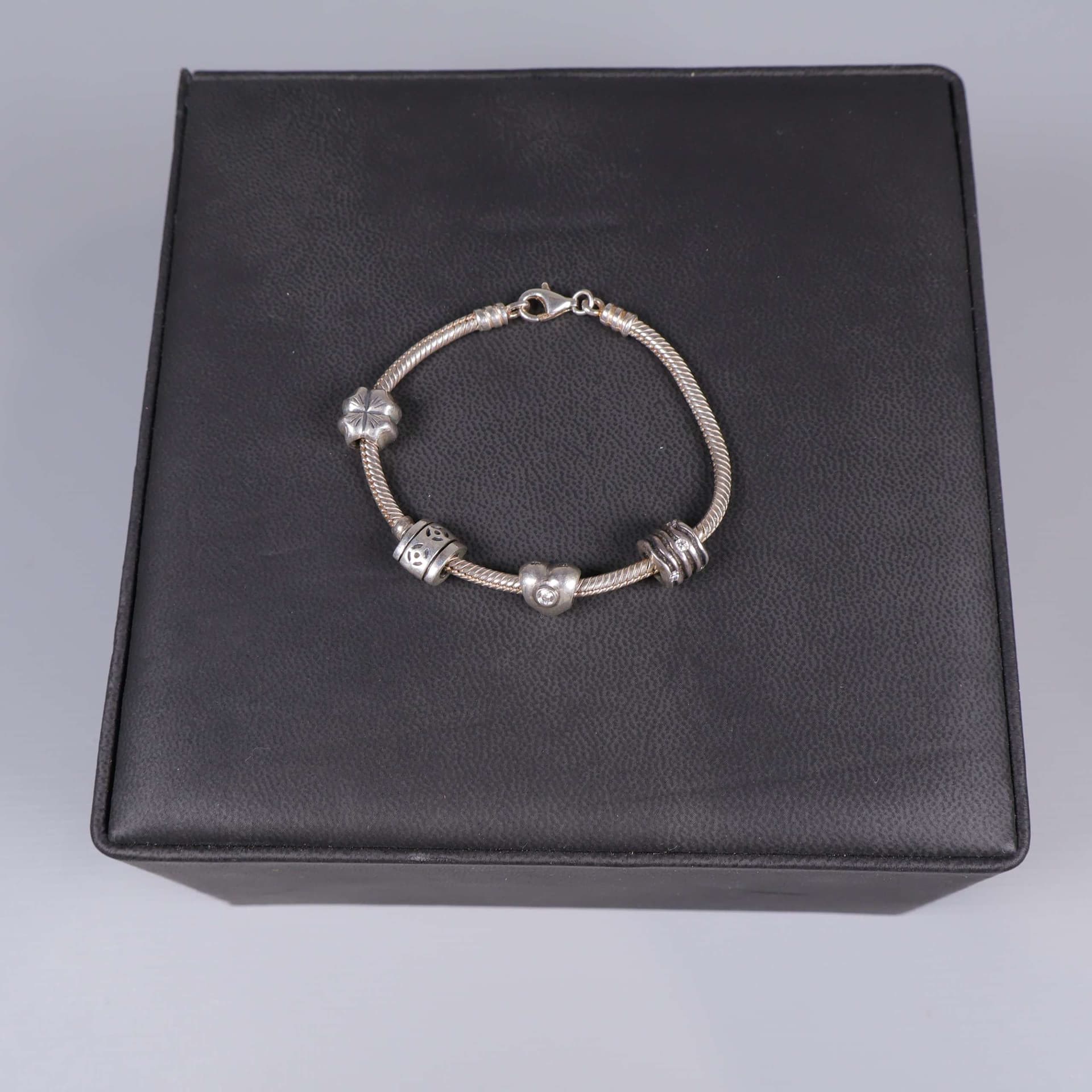 Pandora armbandslänk med berlocker