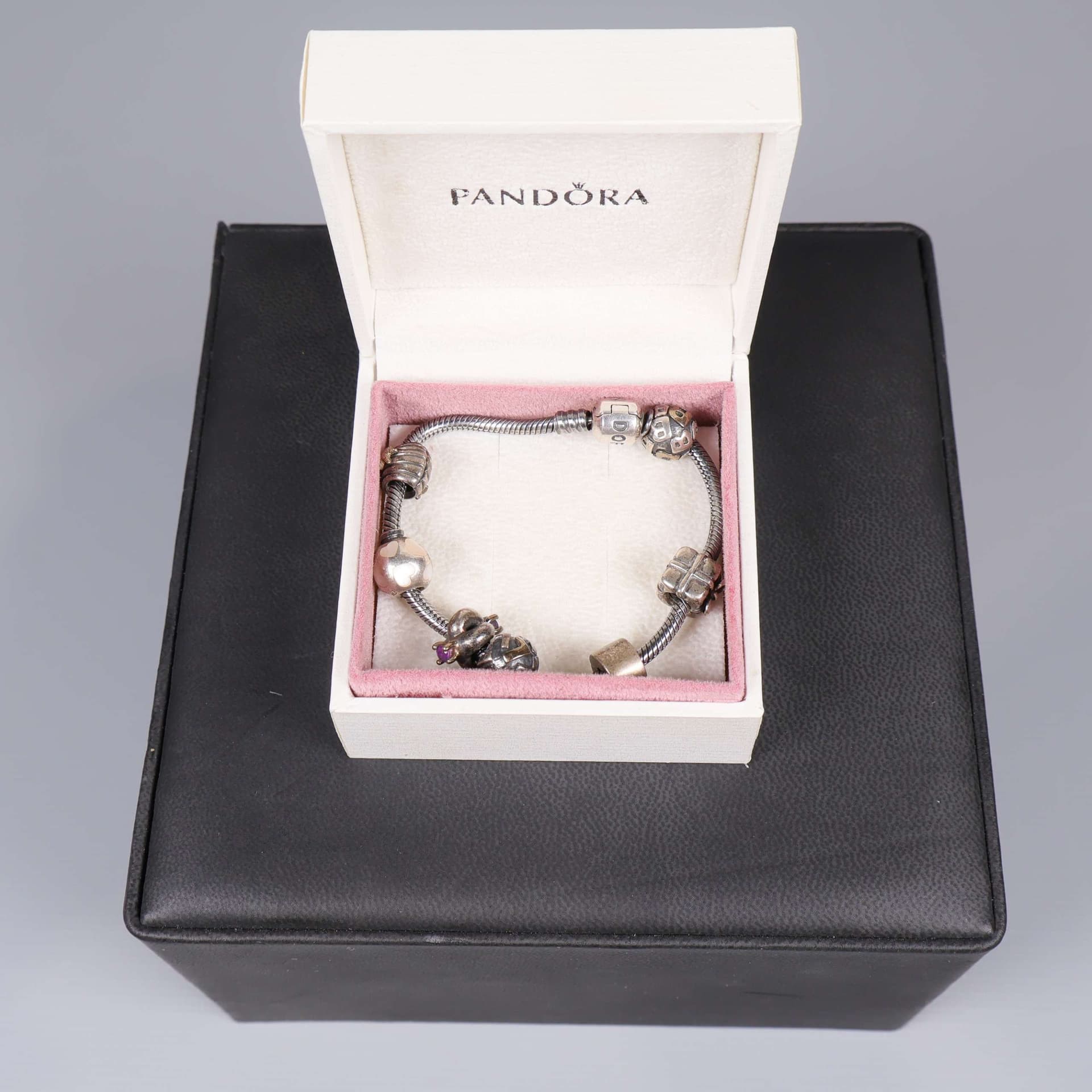 Pandora armband med berlocker