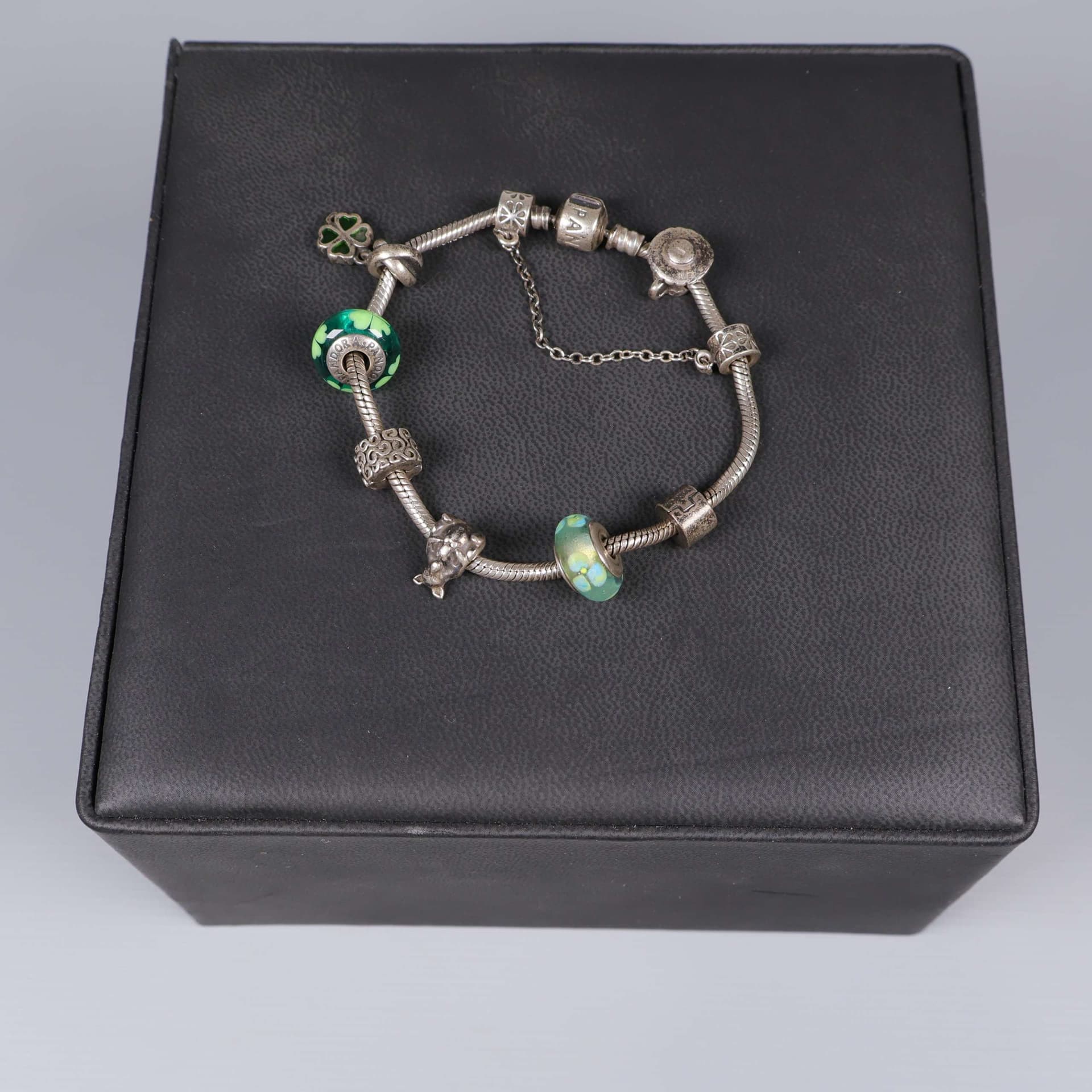 Pandora charmarmband med gröna detaljer