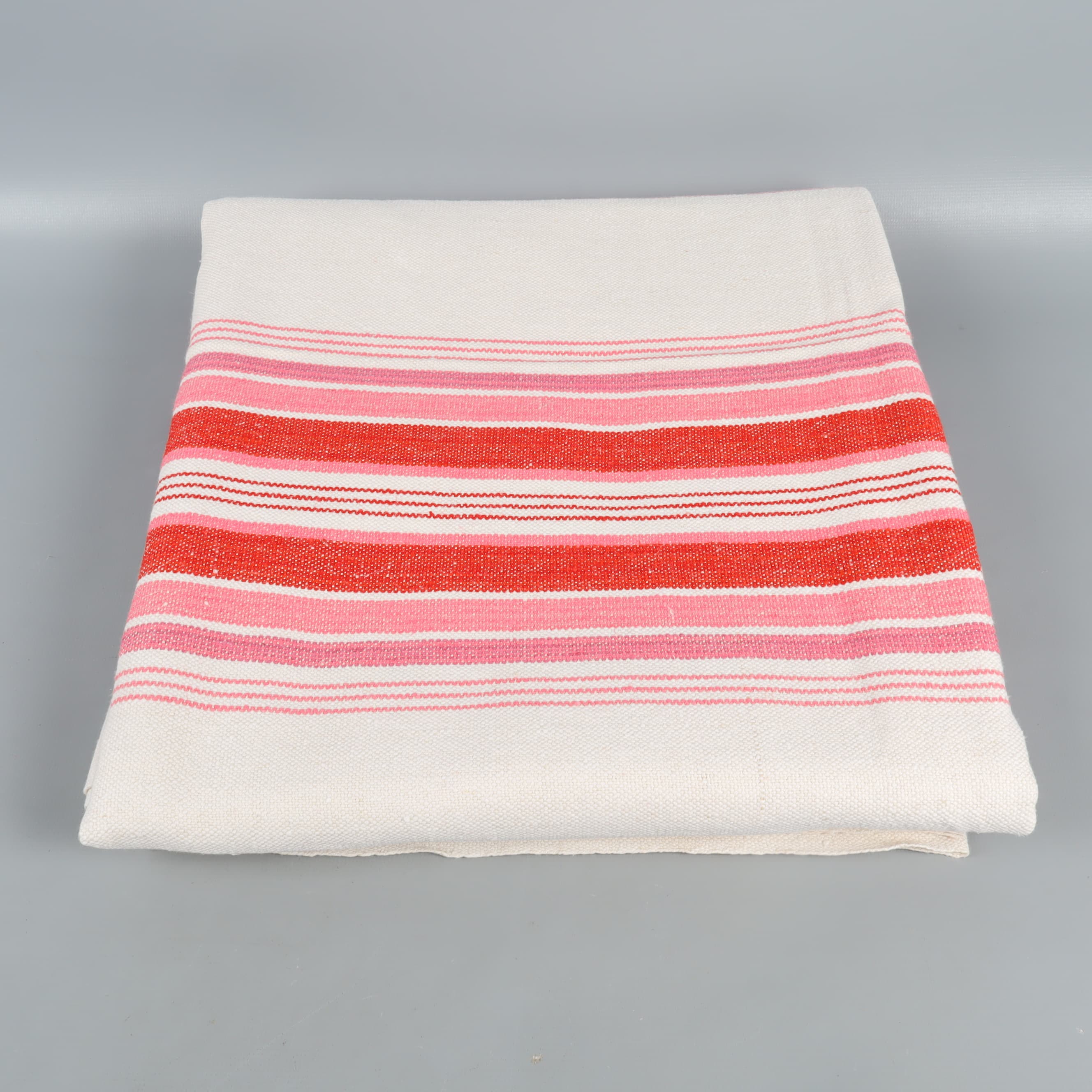 Bordsduk med rosa ränder