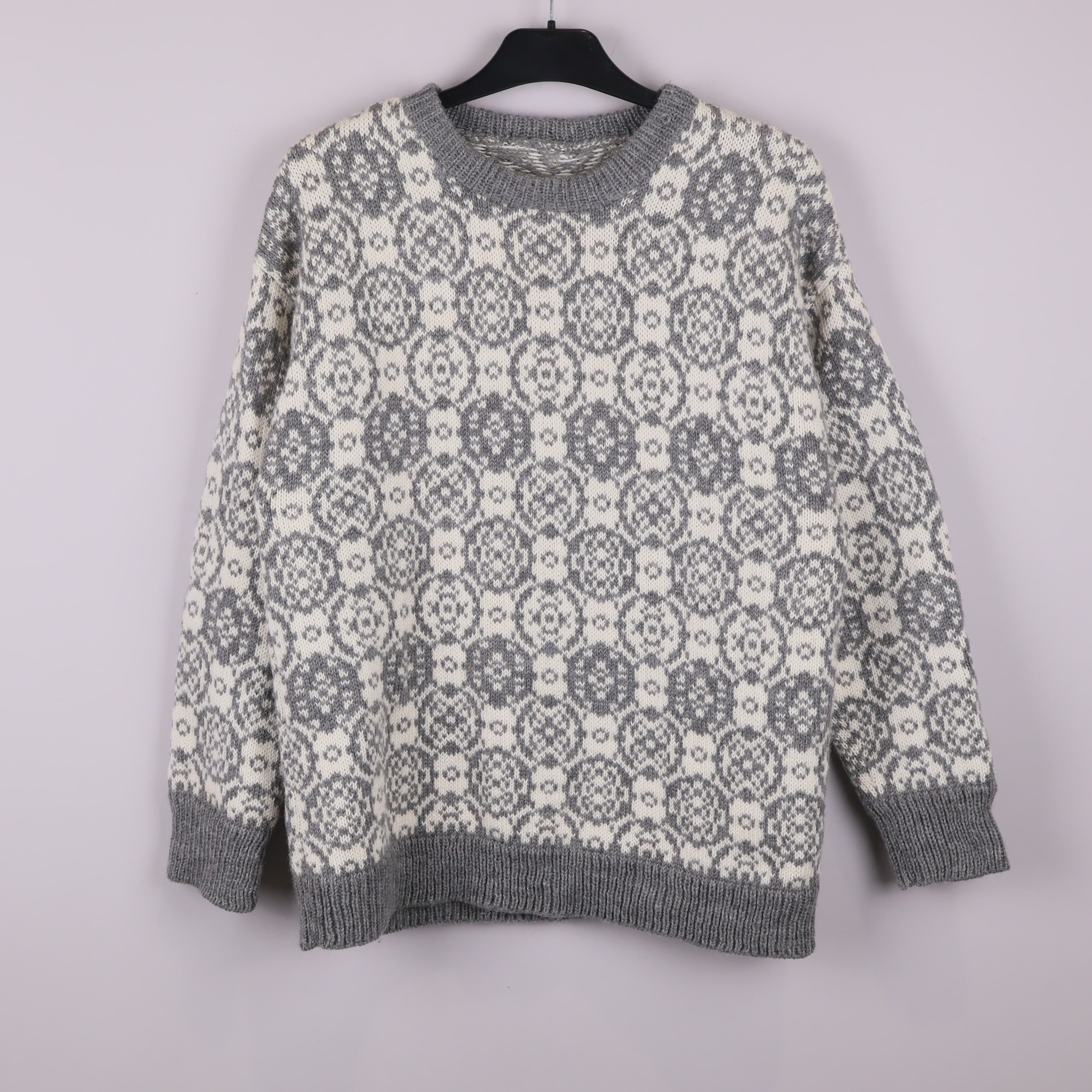 Stickad tröja i jacquardmönster