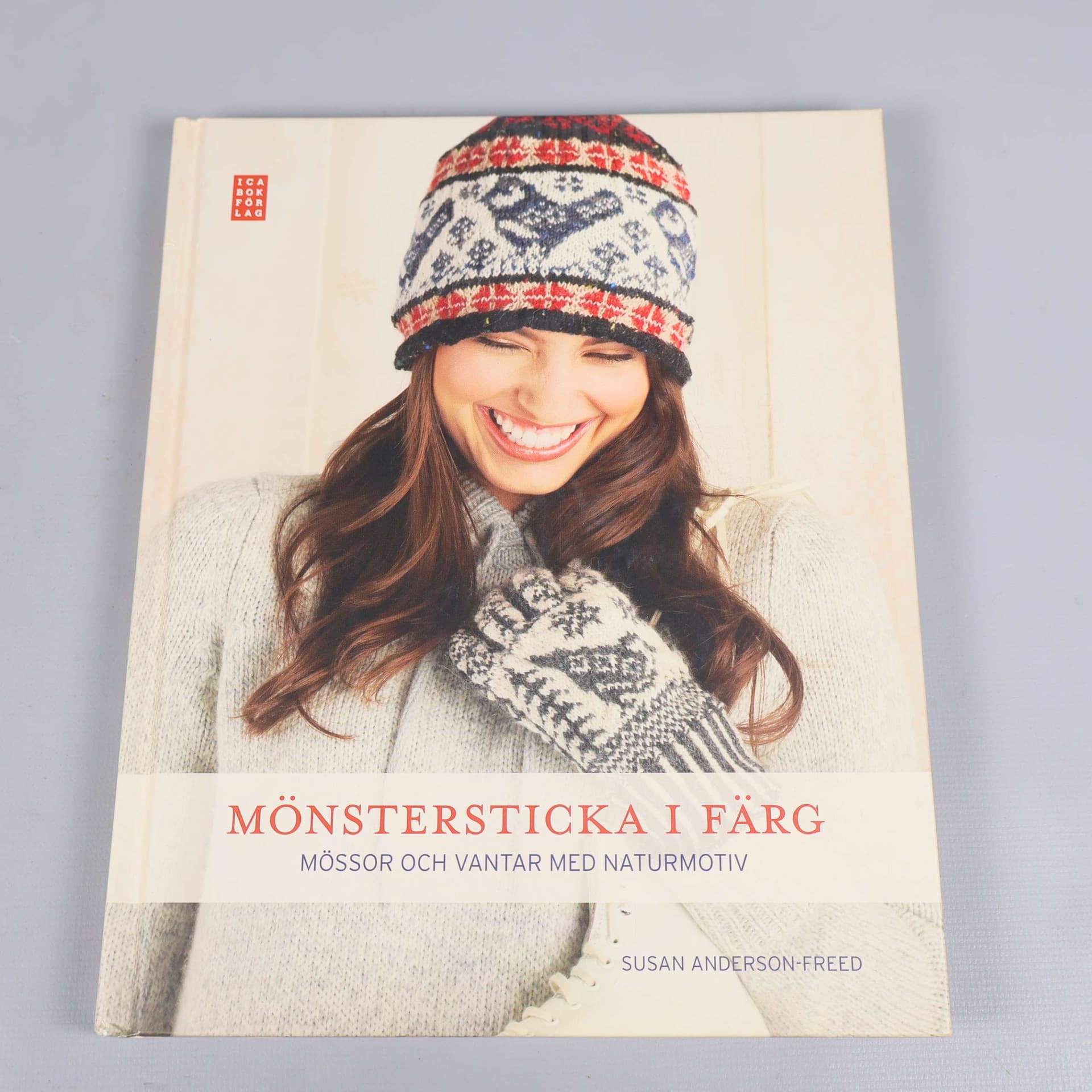 Susan Anderson-Freed - Mönstersticka i färg – mössor och vantar med naturmotiv