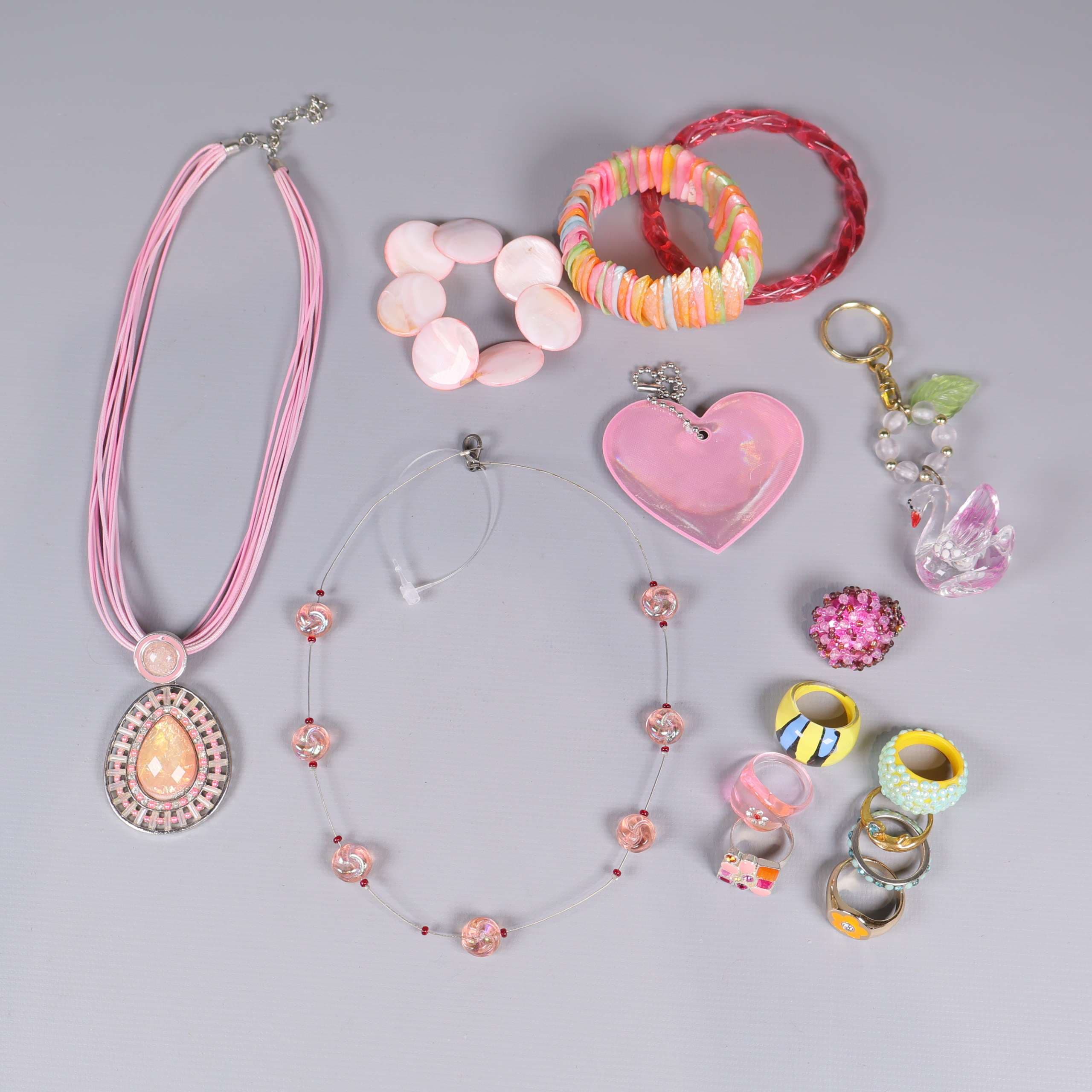 Mixat set med smycken i rosa nyanser