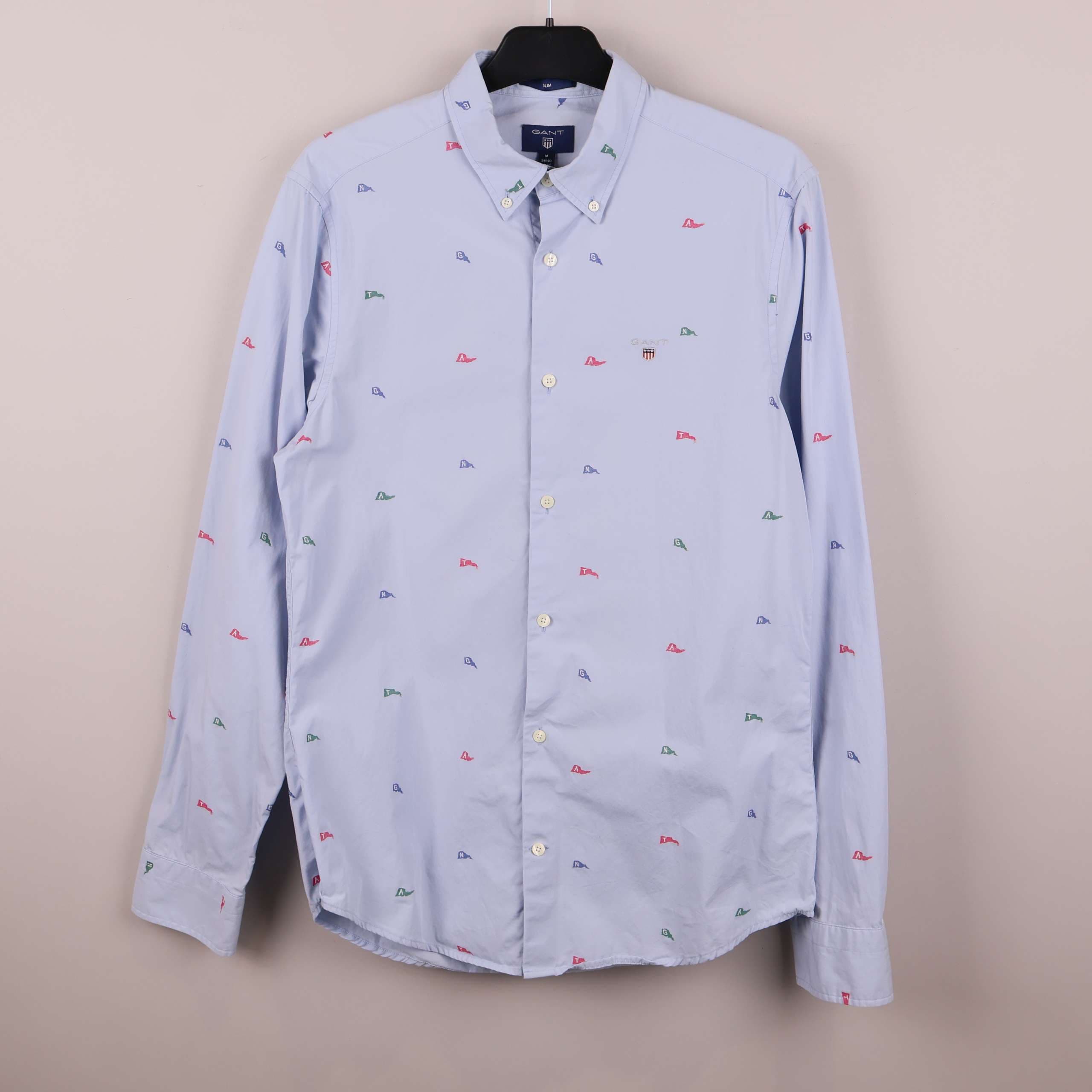 Gant broderad ljusblå skjorta med knappkrage