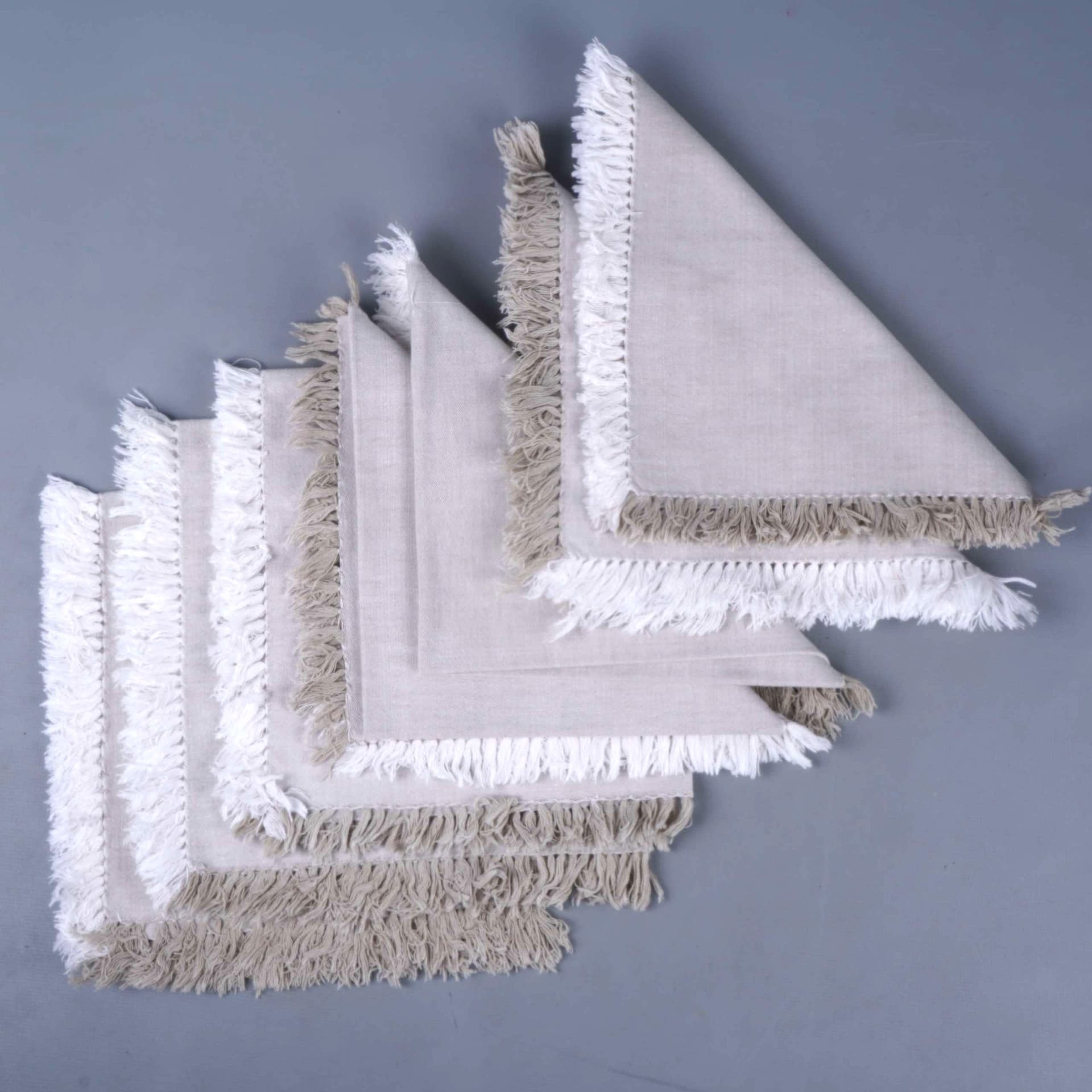 Beige linneservetter med fransar
