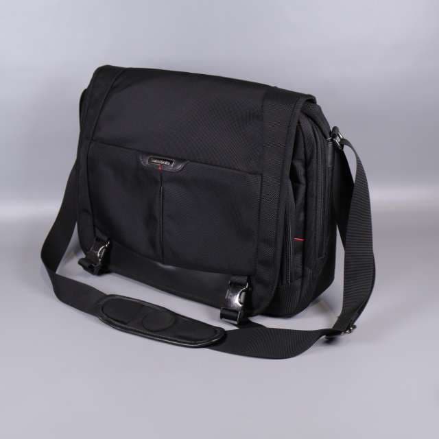 Samsonite svart dator axelremsväska med spännen