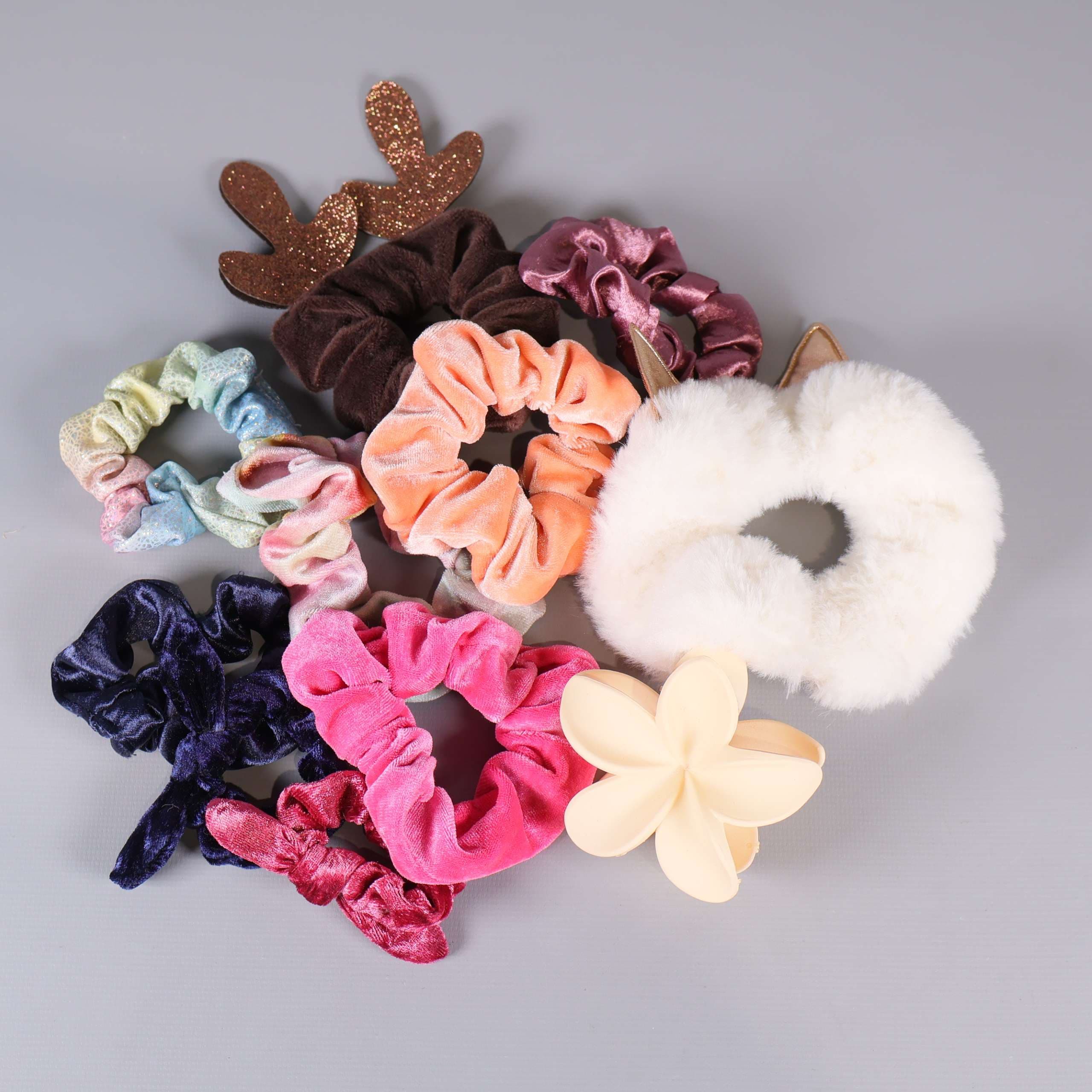 Set med scrunchies och hårklämma