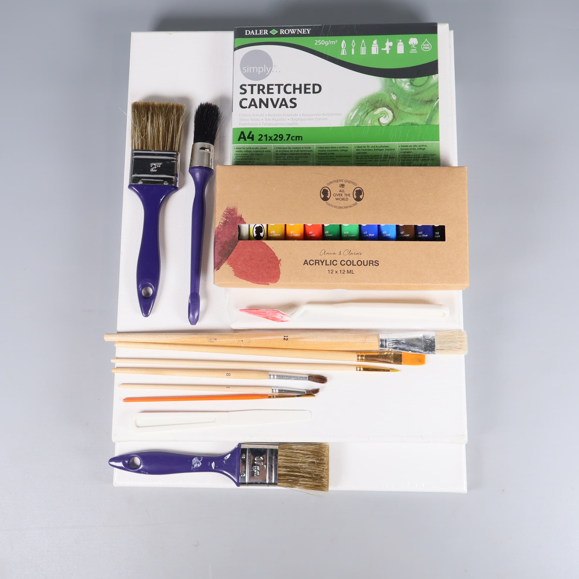 Paket med akrylfärg, canvas dukar, penslar och verktyg