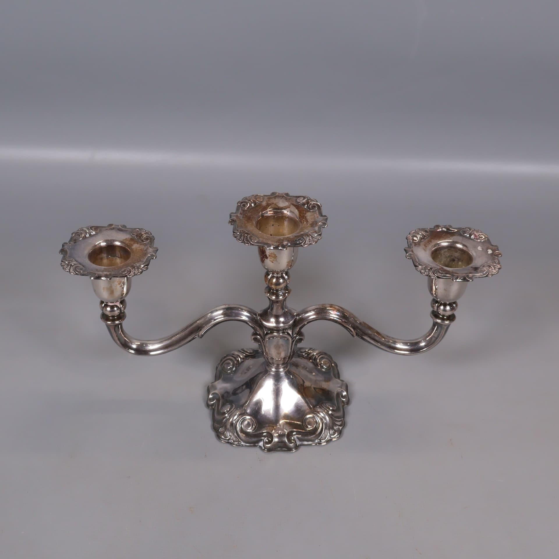 Ornamenterad - Trearmad - Ljusstake - Nysilver