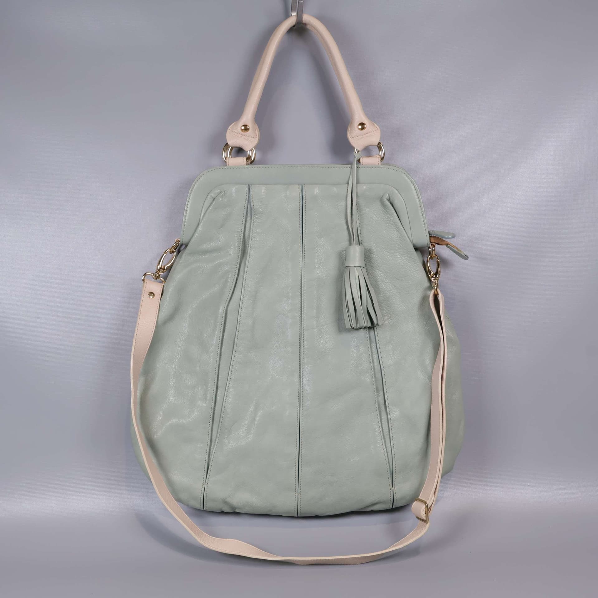 The Swedish Model - Stor läderväska med tofsdetalj - Axelrem - Salvia grön - 46 x 64cm