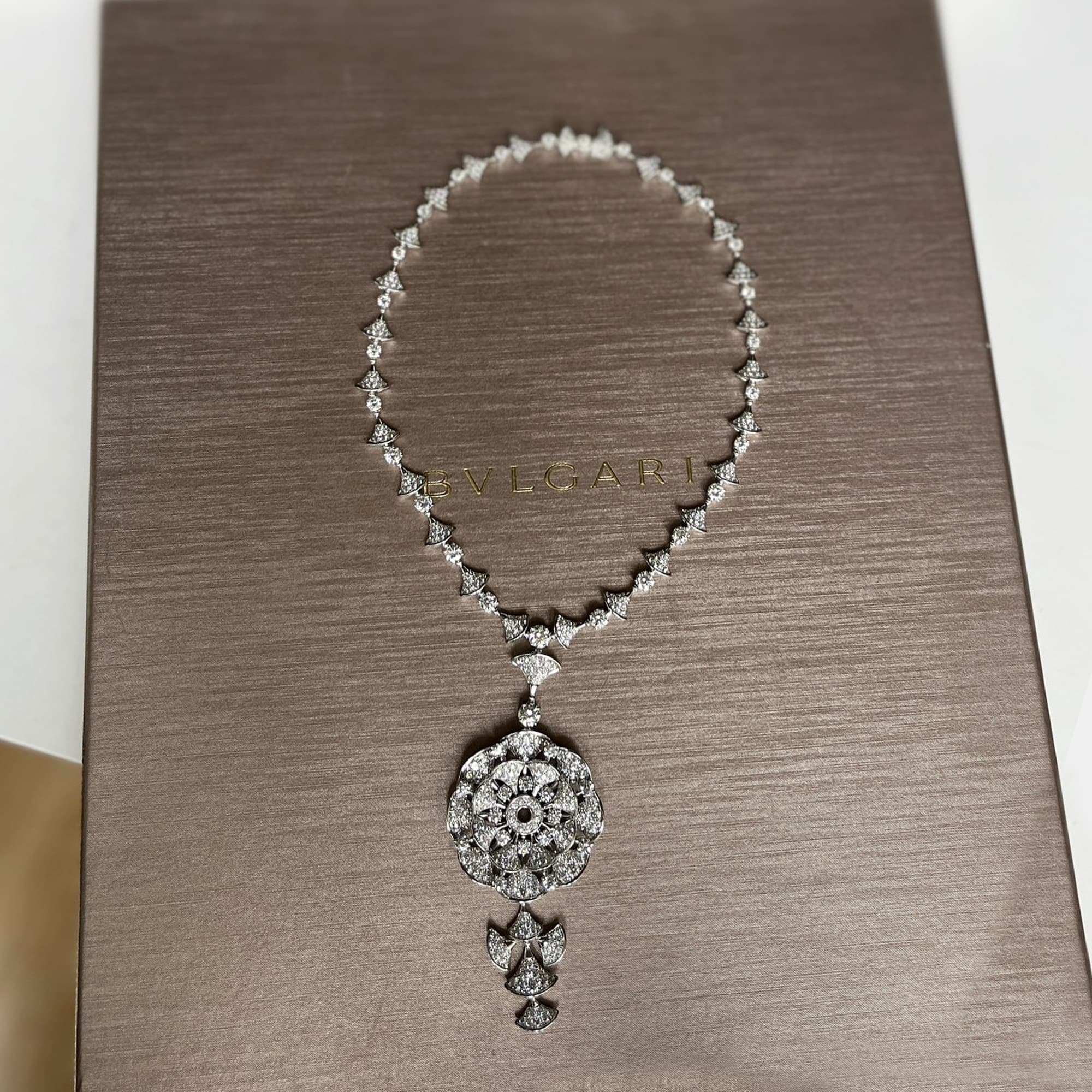 Bvlgari 18K White Gold Diamond Floral Divas&rsquo; Dream Pendant Necklace