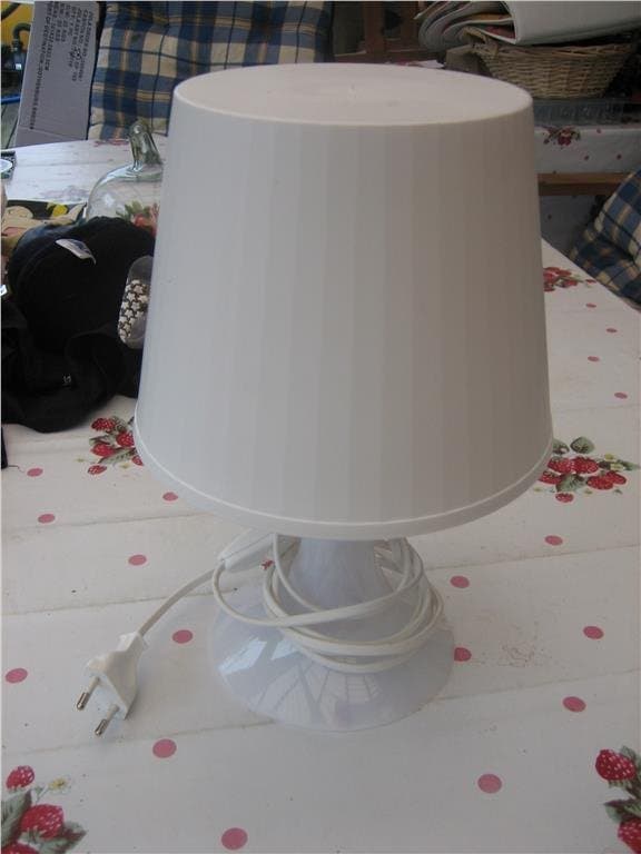 Bordslampa - Plastfot & Plastskärm (Vit)